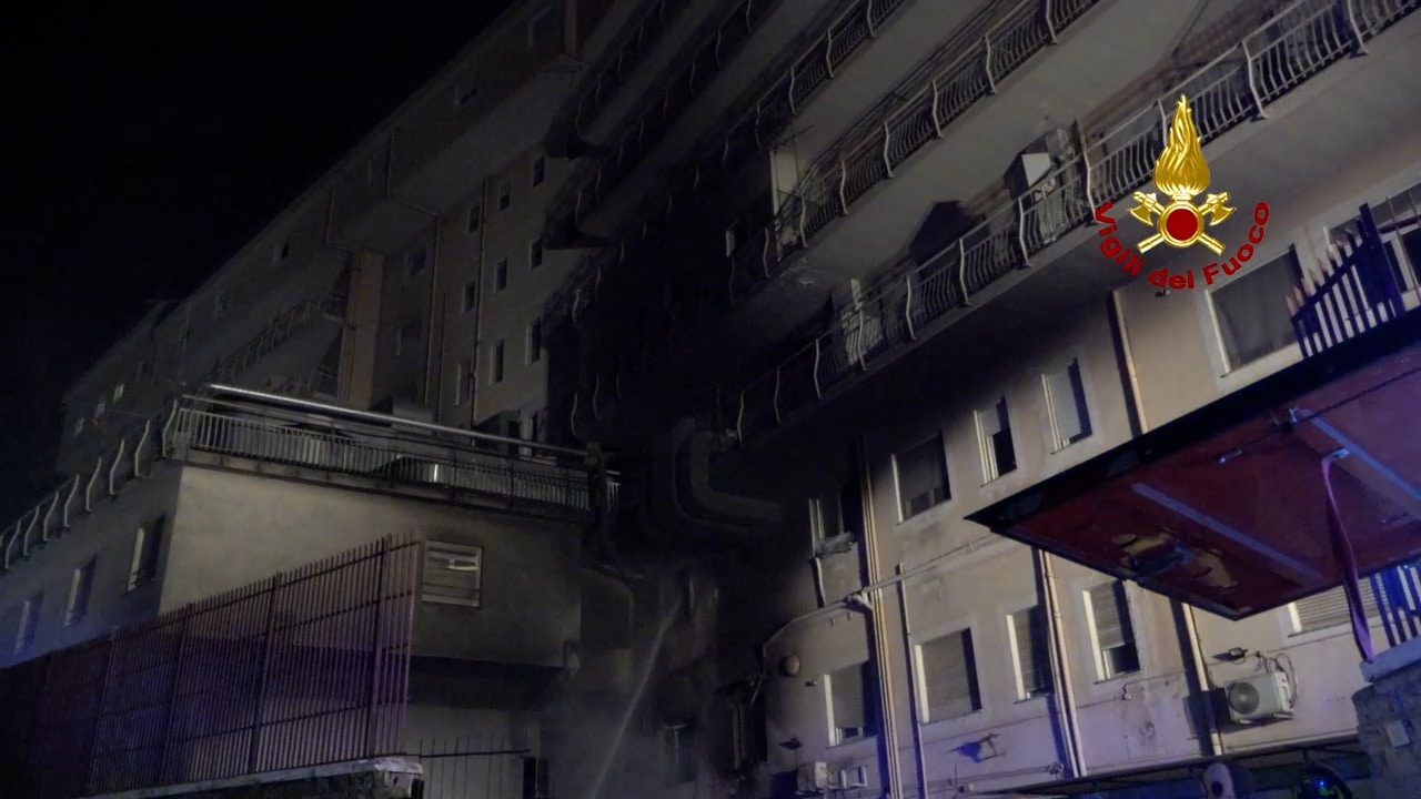 Incendio ospedale Tivoli: fiamme partite da un deposito di rifiuti speciali