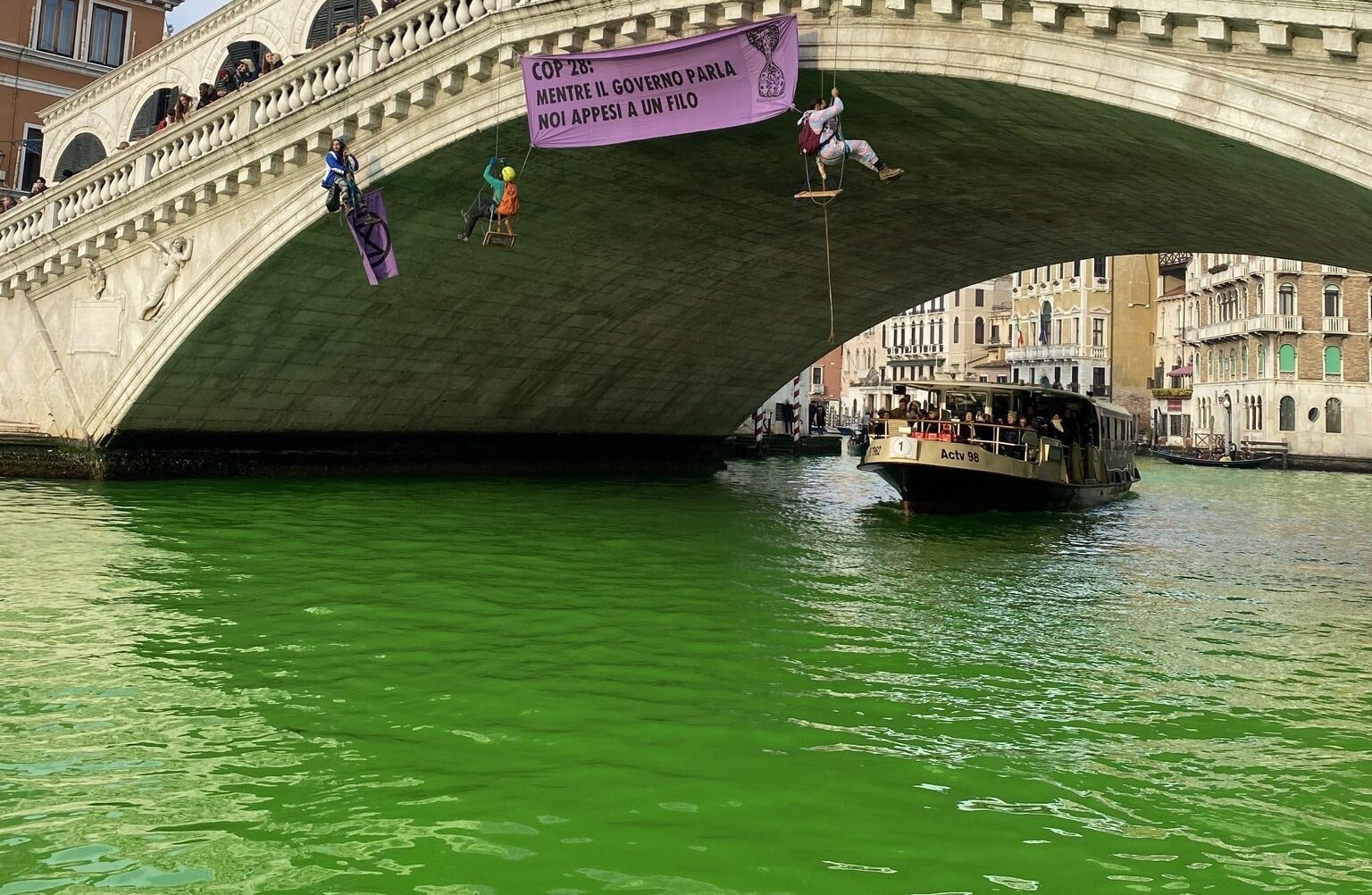 Blitz degli ambientalisti, fiumi colorati di verde a Roma, Venezia, Milano, Torino e Bologna