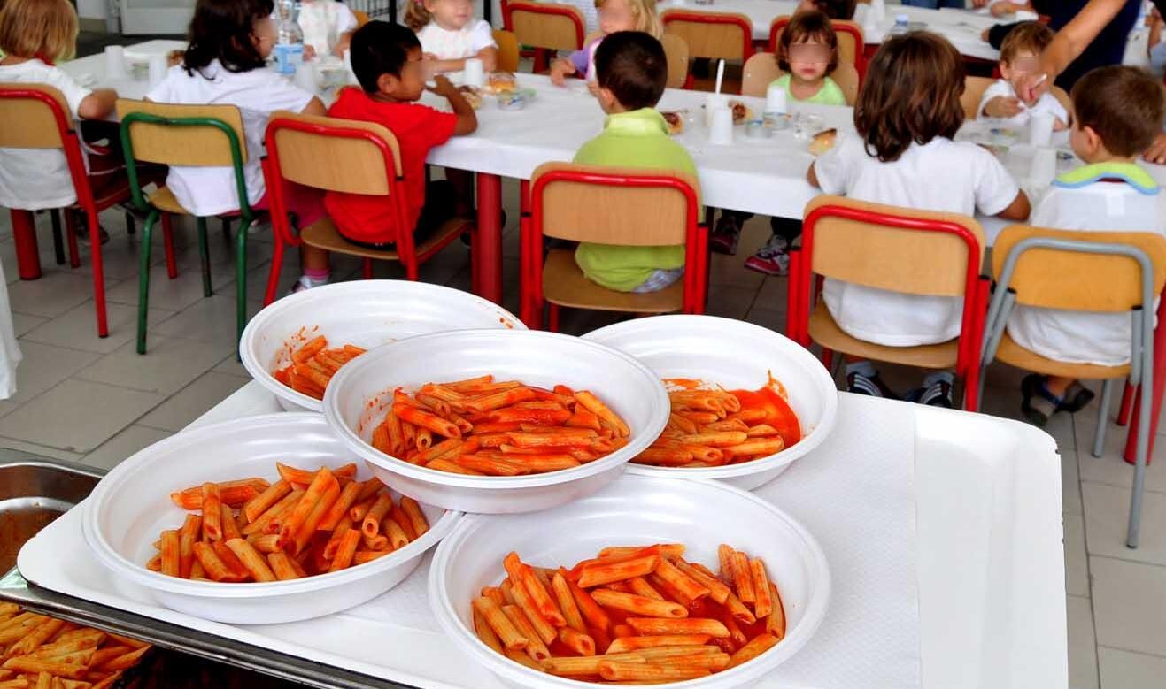 Mense scolastiche, 85 euro il costo medio al mese per le famiglie, + 3% rispetto al 2023