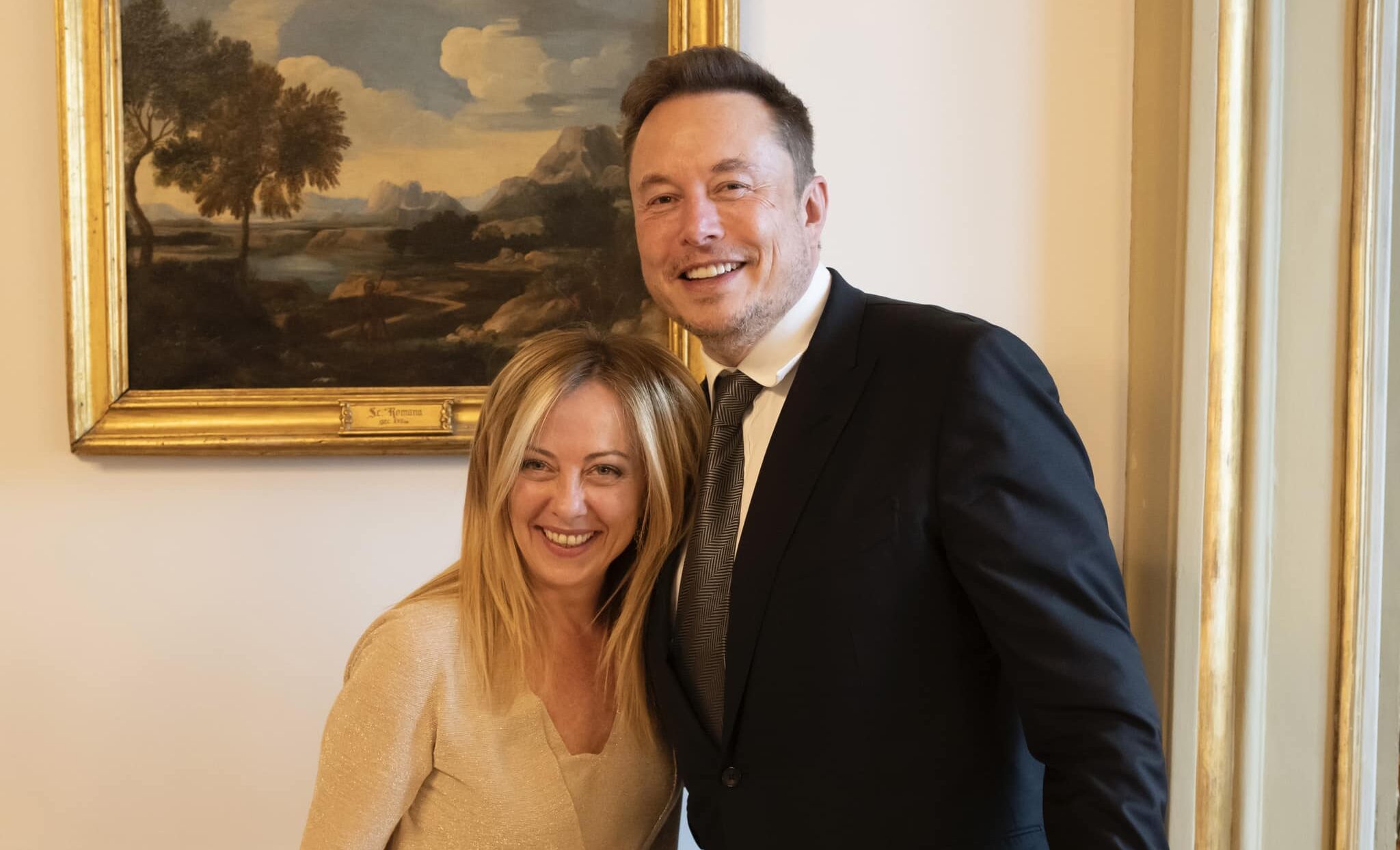 È in tutto per tutto anti-meloniano. Musk però sarà la star di Atreju