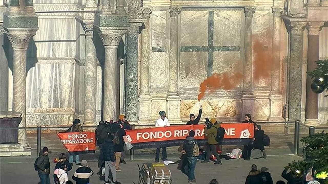 Venezia, sei attivisti per il clima imbrattano con fango e Nesquik la Basilica di San Marco