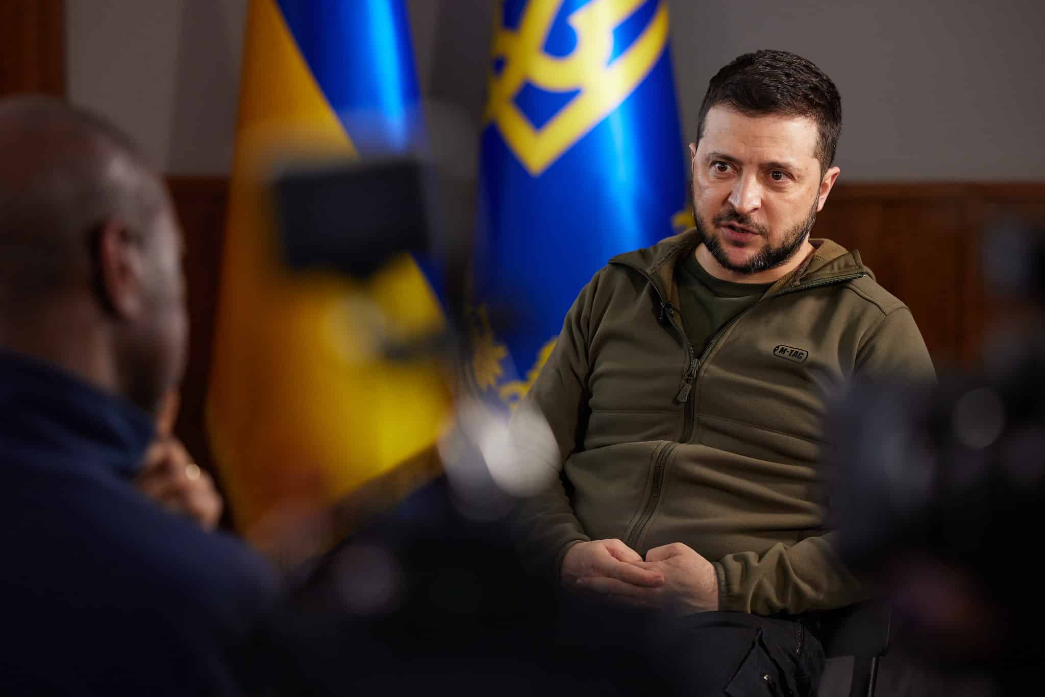 Il nuovo appello di Zelensky: “Senza aiuti Usa l’Ucraina perderà la guerra”. Allarme per la centrale nucleare di Zaporizhzhia, abbattuto un drone