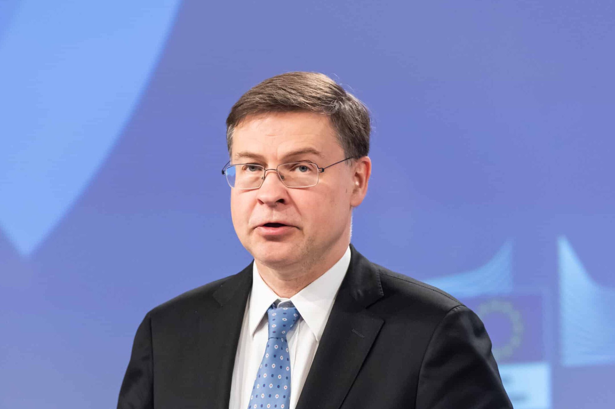 La Commissione europea bacchetta l’Italia, Dombrovskis avverte: “Non è in linea con le raccomandazioni Ue”