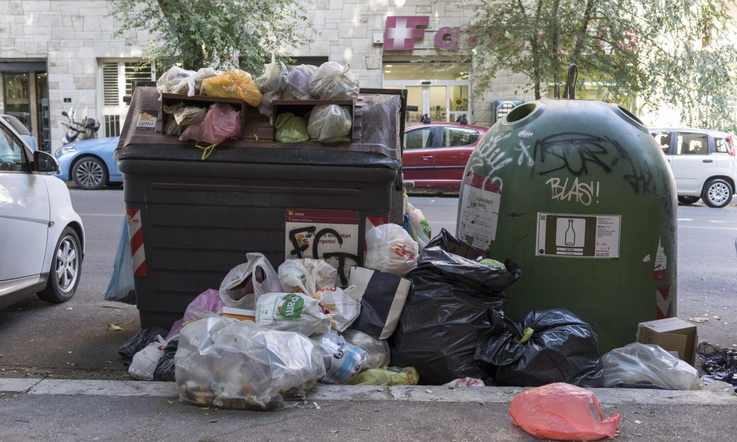 La gara va deserta. Ama costretta a riparare i vecchi cassonetti