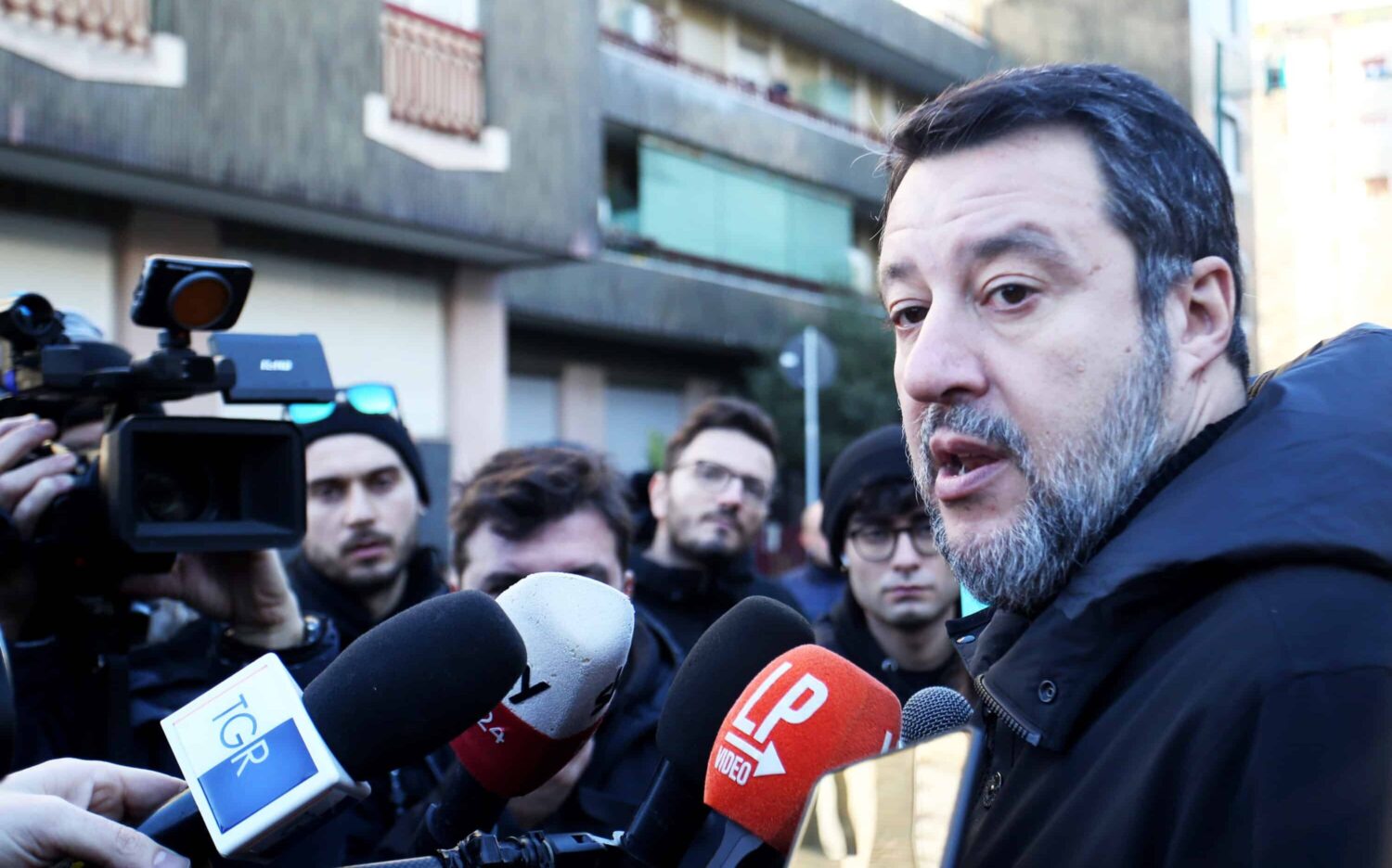 Salvini molla la ruspa e sale sul trattore