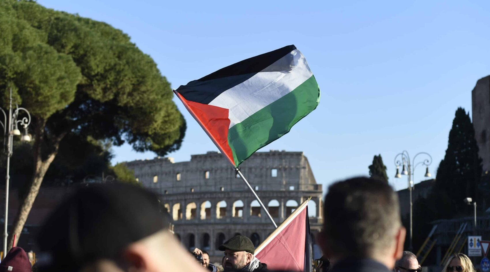 Stop ai cortei pro Gaza, ma i Giovani palestinesi confermano gli appuntamenti a Milano, Roma, Napoli e Cagliari