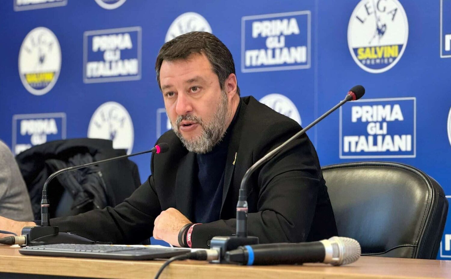 Salvini come Silvio, vede complotti dappertutto