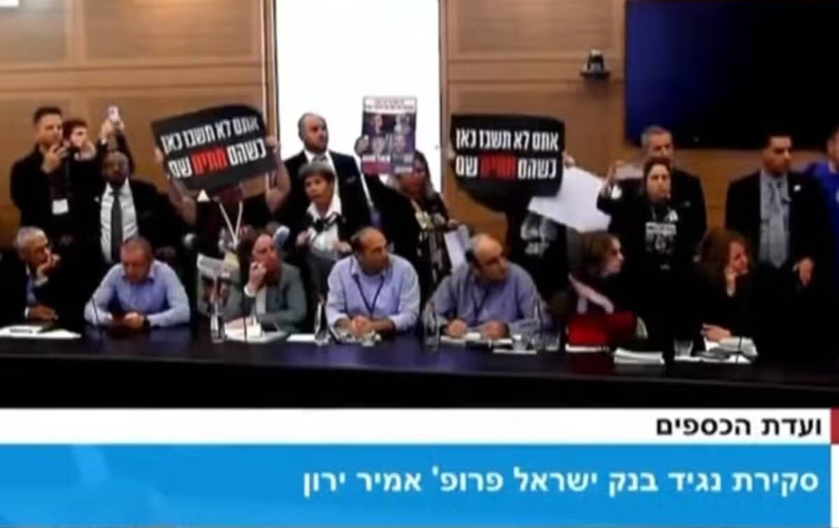 I parenti degli ostaggi israeliani fanno irruzione nella Knesset