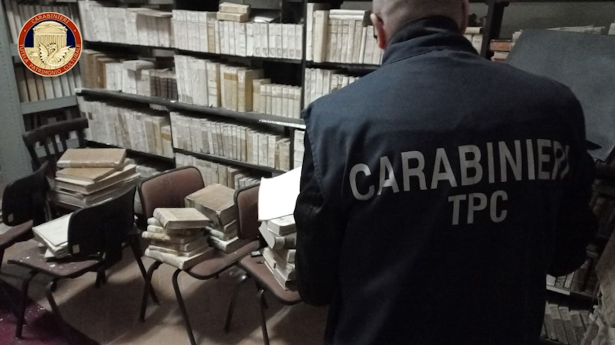Capri, libri rari tra muffe, calcinacci e insetti. I Carabinieri sequestrano la biblioteca comunale