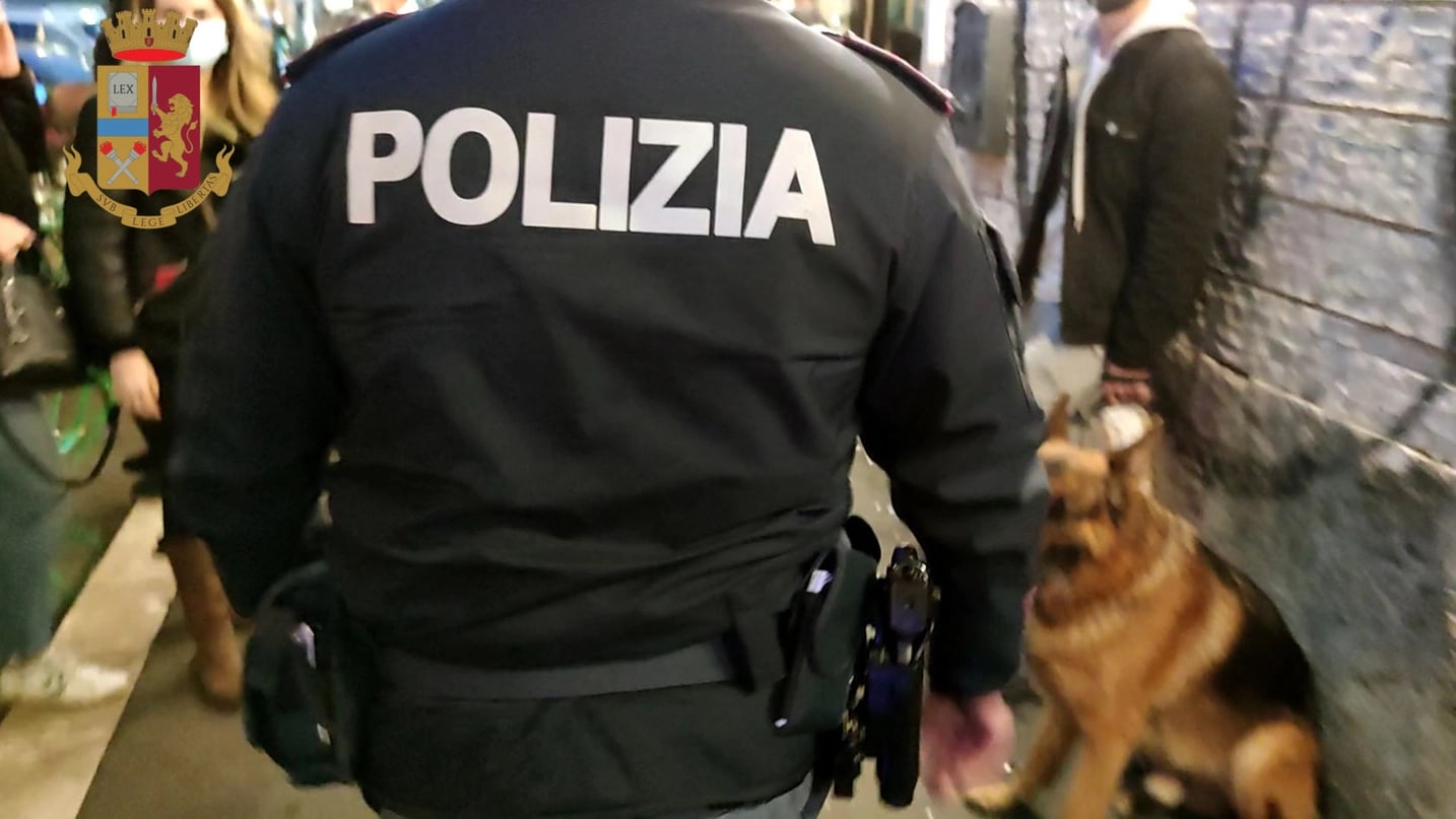 Milano, guerriglia e sassi contro la Polizia nel quartiere San Siro