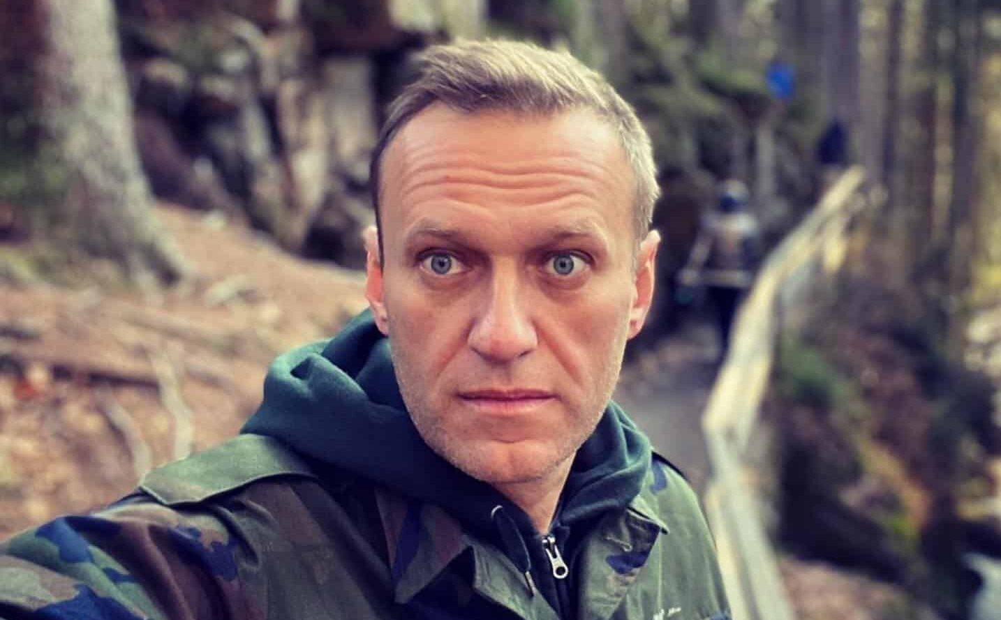 In un video il trasporto del corpo di Navalny scortato dalla polizia russa