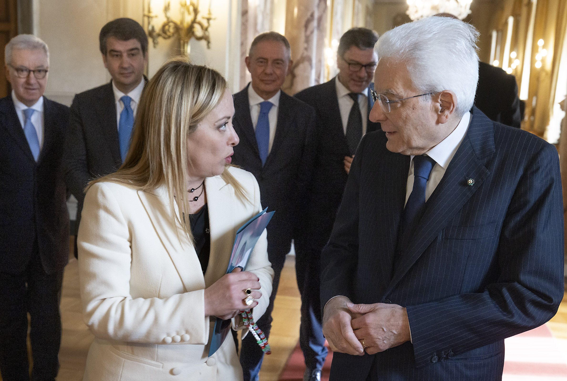 Meloni attacca frontalmente Mattarella: “Pericoloso togliere il sostegno alla polizia”