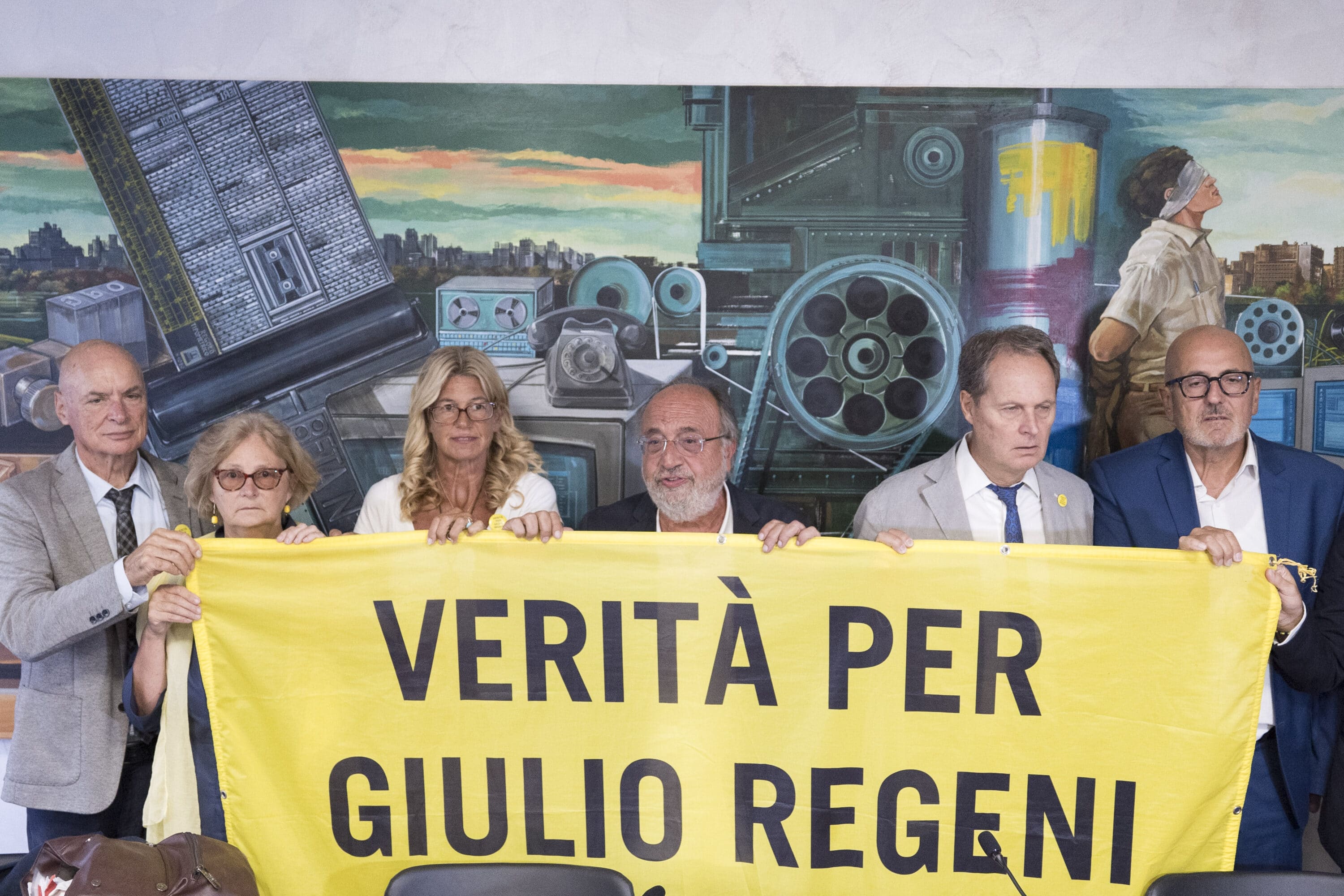 Caso Regeni, inizia il processo agli 007 egiziani. I genitori di Giulio: “Aspettavamo questo momento da 8 anni”