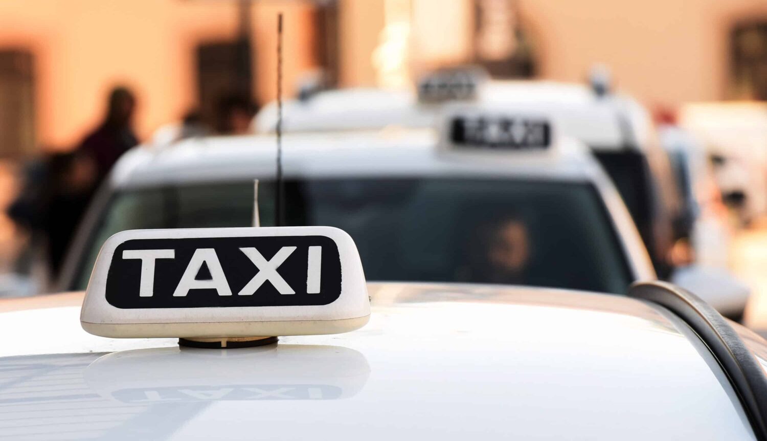 Taxi, l’Antitrust bacchetta i comuni: “Aumentare le licenze e più flessibilità sui turni”