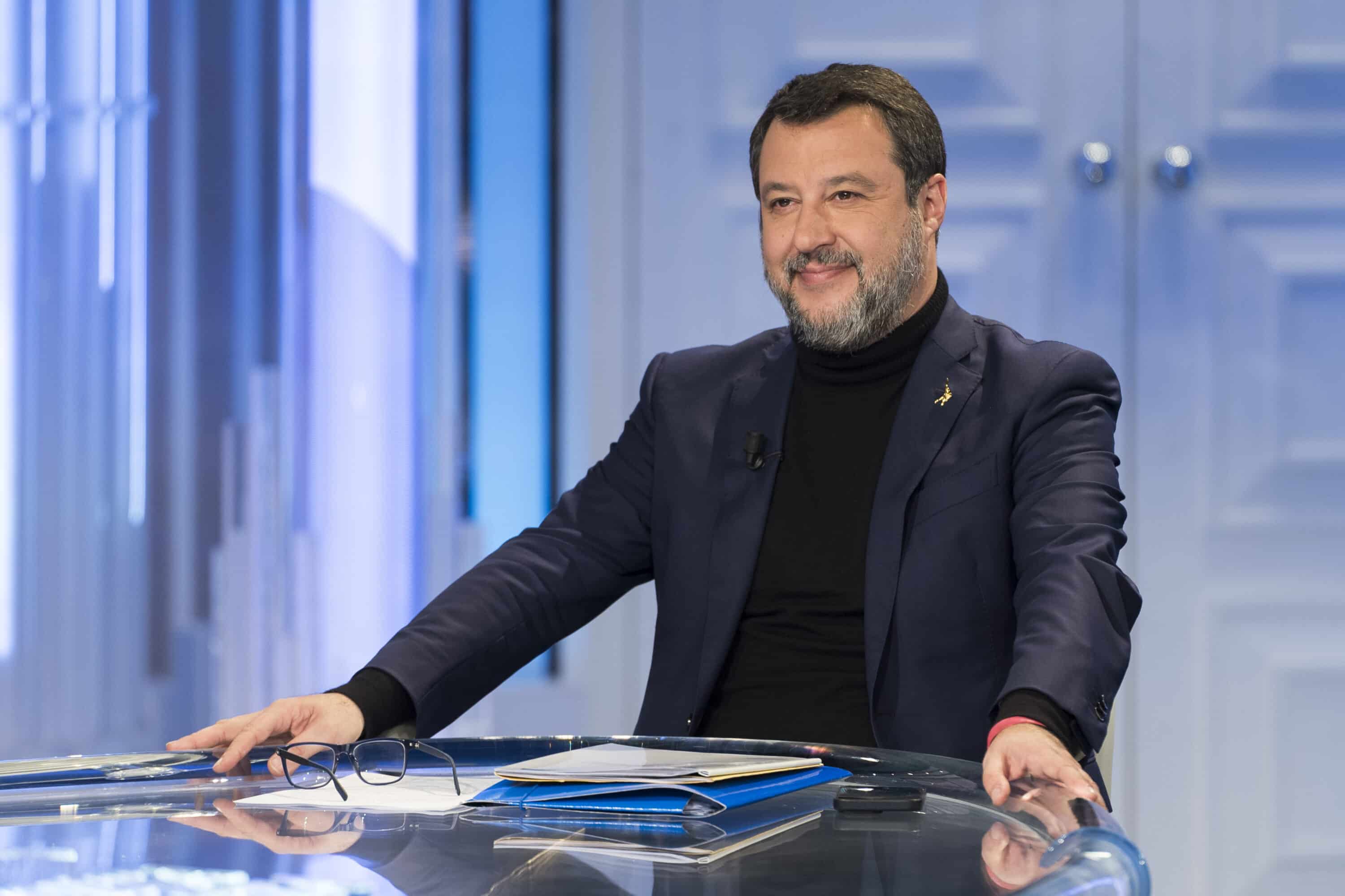 Per Salvini Sassari è un teatro di guerra: il leader leghista vuole l’intervento della Brigata Sassari nel centro città