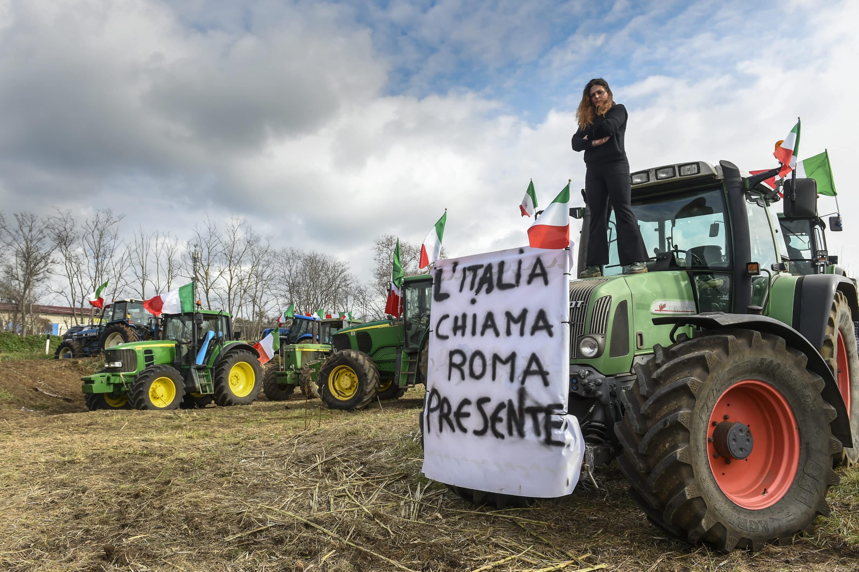 Protesta dei trattori, parte la sfilata per il centro di Roma: 4 mezzi in marcia verso San Giovanni