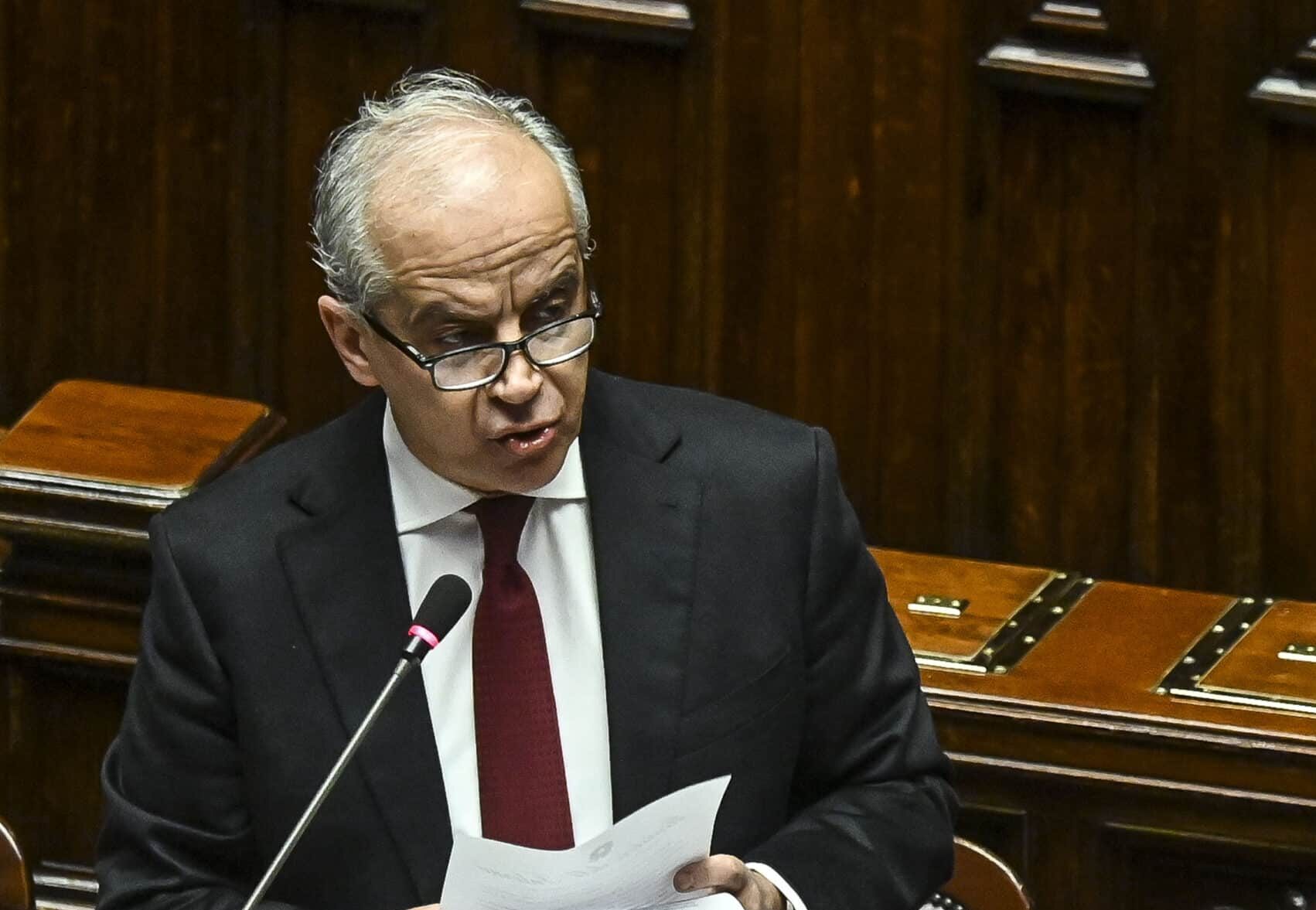 Piantedosi difende la polizia dopo le manganellate di Pisa: “No a processi sommari alle forze dell’ordine”