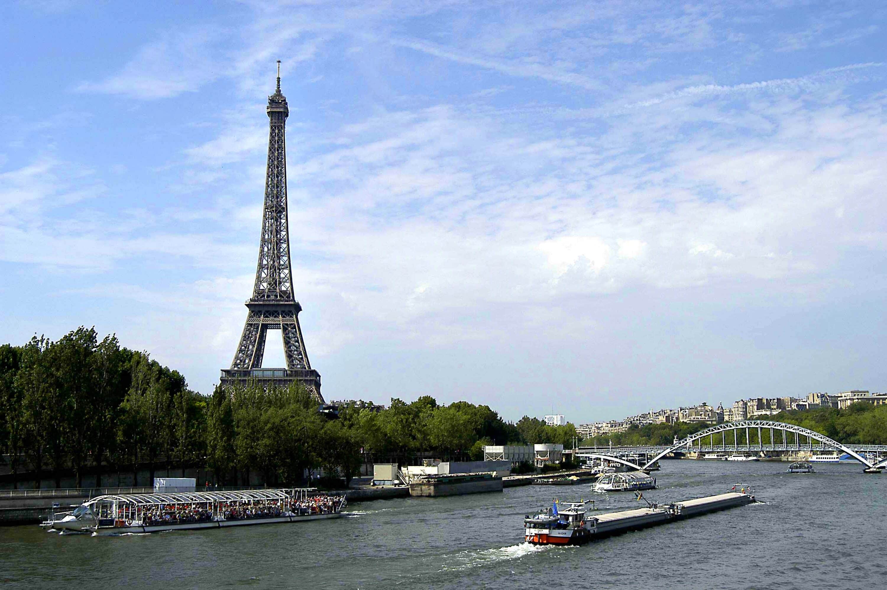 A Parigi arriva la tassa sui Suv: approvato il referendum che triplica il prezzo dei parcheggi