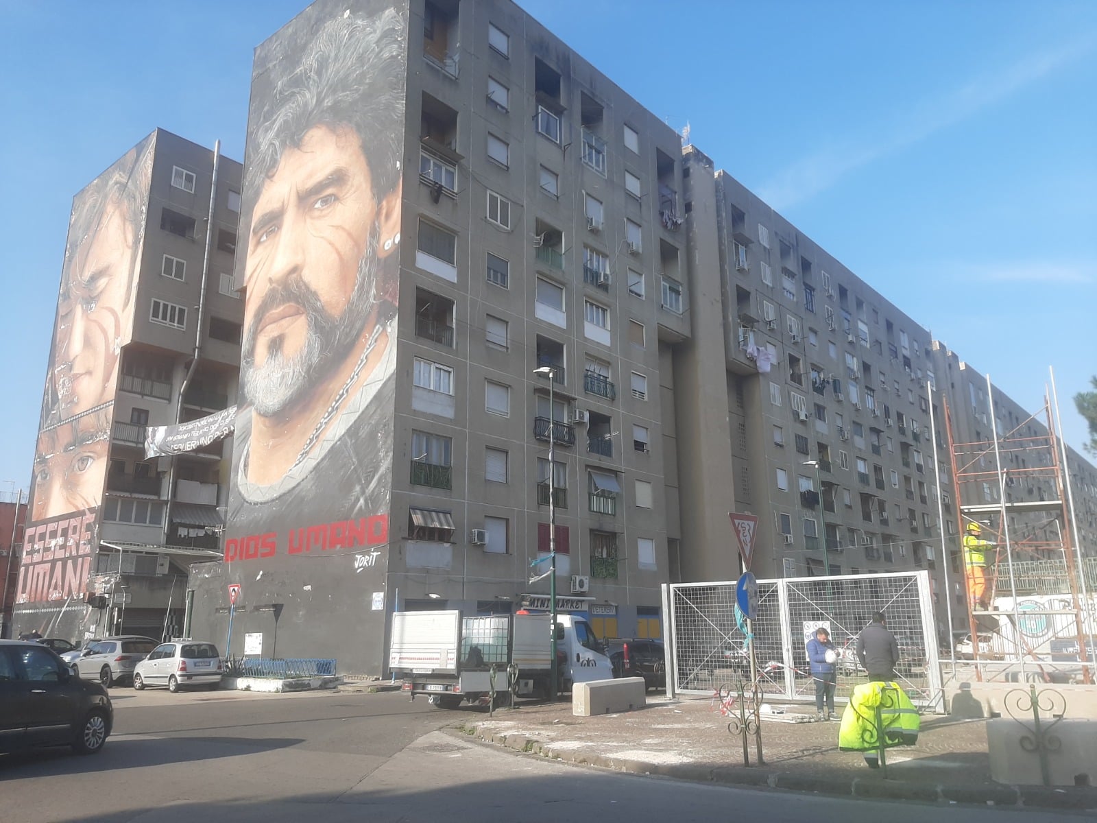 Napoli, apre il cantiere per abbattere il Bronx: il murale di Maradona sarà spostato