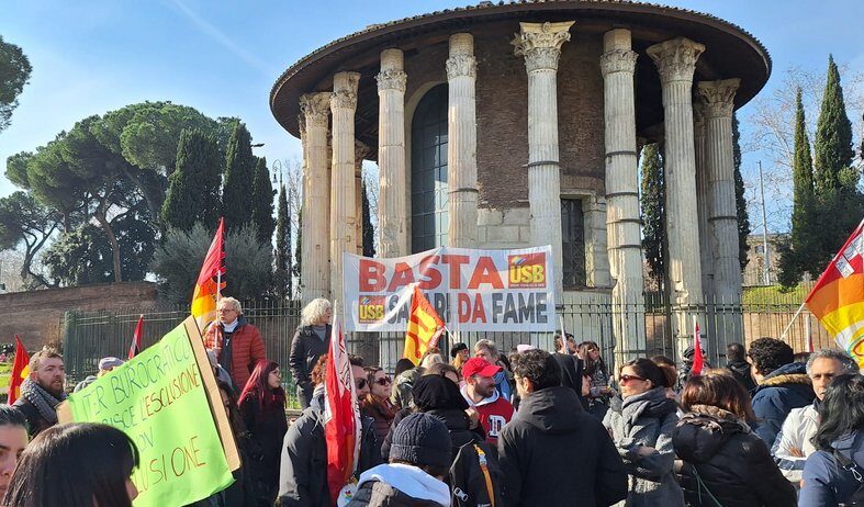 A Roma la rivolta degli assistenti educatori alla disabilità: “L’accordo non è valido, i nostri stipendi non bastano”