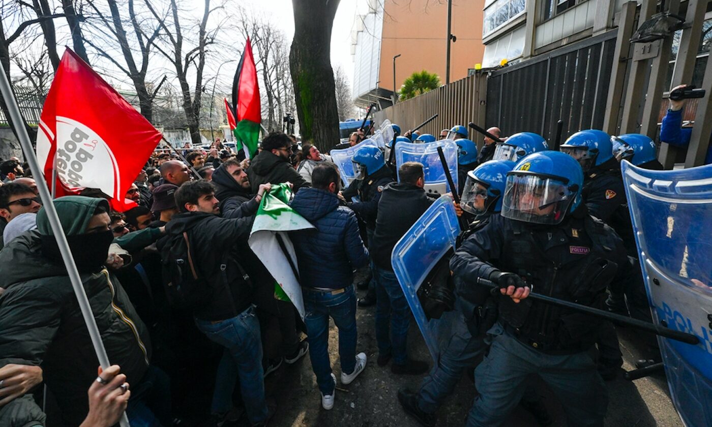 Napoli, gli scontri alla sede Rai. I manganelli erano preparati