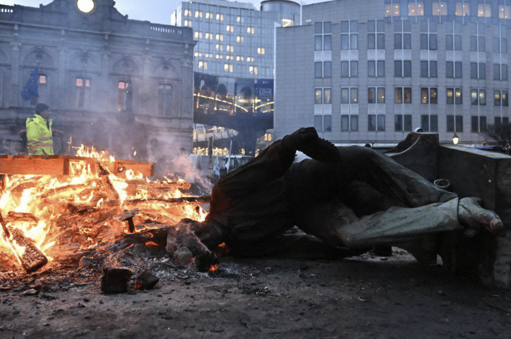 Mille trattori assediano Bruxelles: la protesta degli agricoltori contro l’Ue paralizza la città