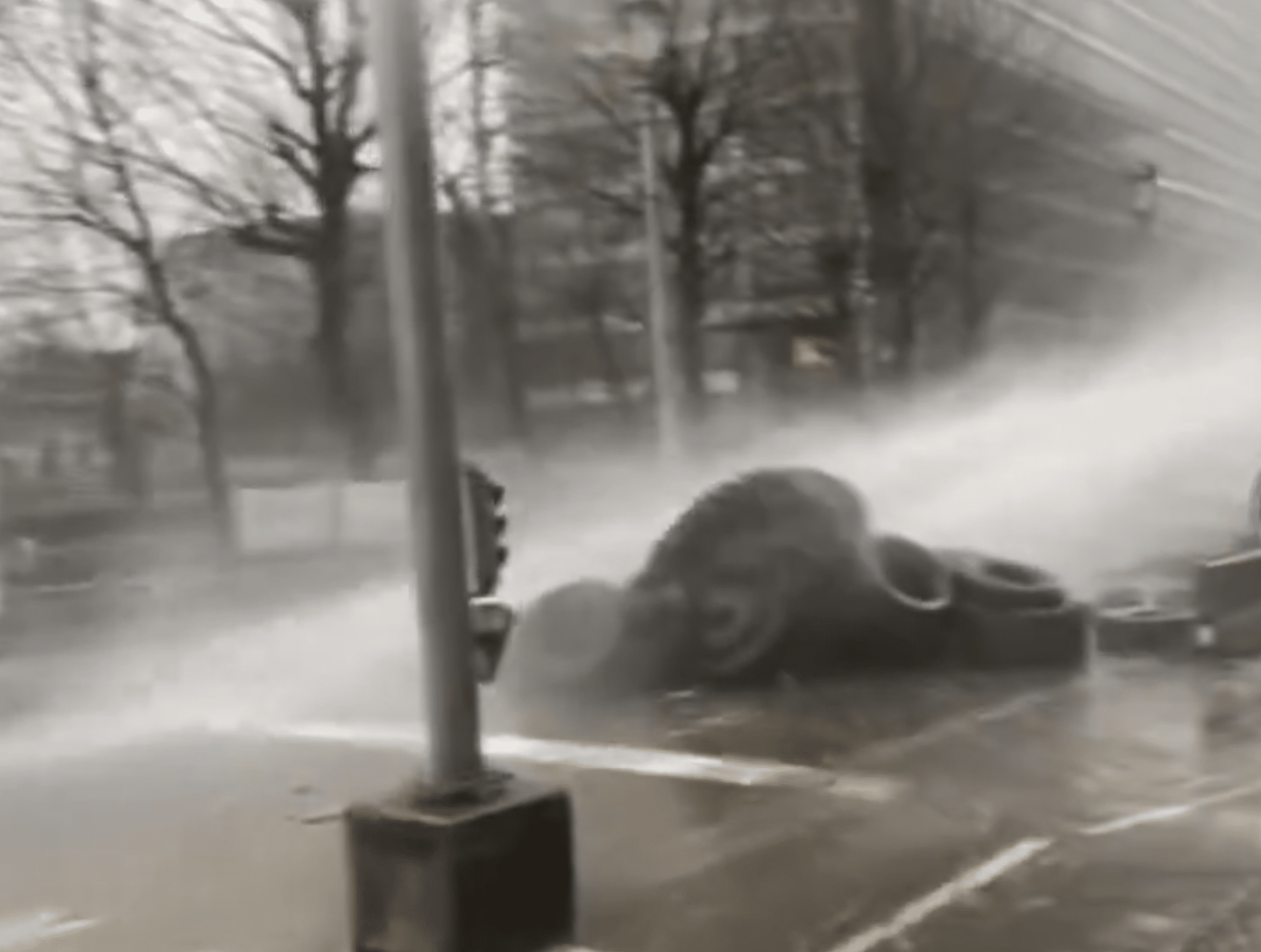 I trattori prendono d’assalto Bruxelles: città in tilt, idranti della polizia in azione
