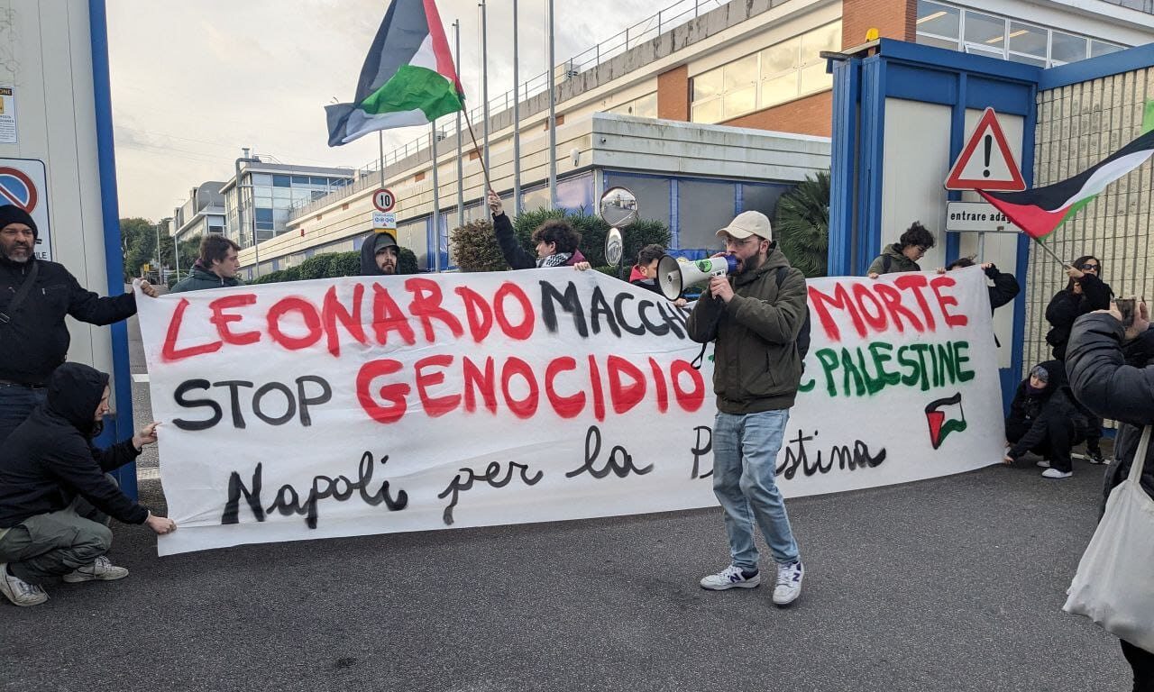 Blitz dei manifestanti pro-Palestina allo stabilimento Leonardo di Bacoli