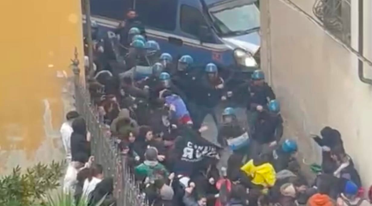 Manganellate selvagge agli studenti, la polizia a Pisa perde la testa. Brutalità inaudita al corteo pro Palestina, protestano i docenti. Chiesta la rimozione del questore