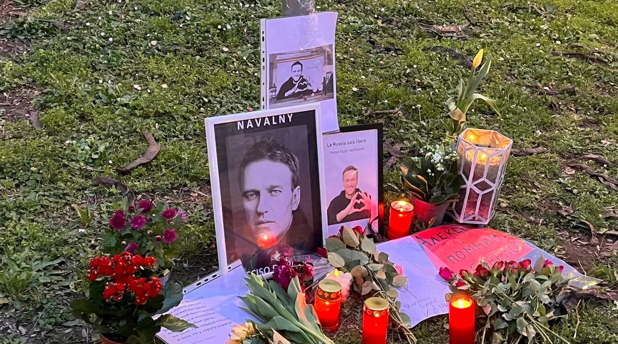 A Milano la Polizia identifica alcune persone che deponevano fiori per Navalny