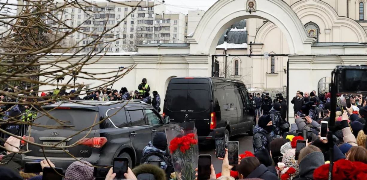 Mosca blindata per i funerali di Navalny, più di mille per l’ultimo saluto all’oppositore di Putin: “Ora lotta ancora più grande”