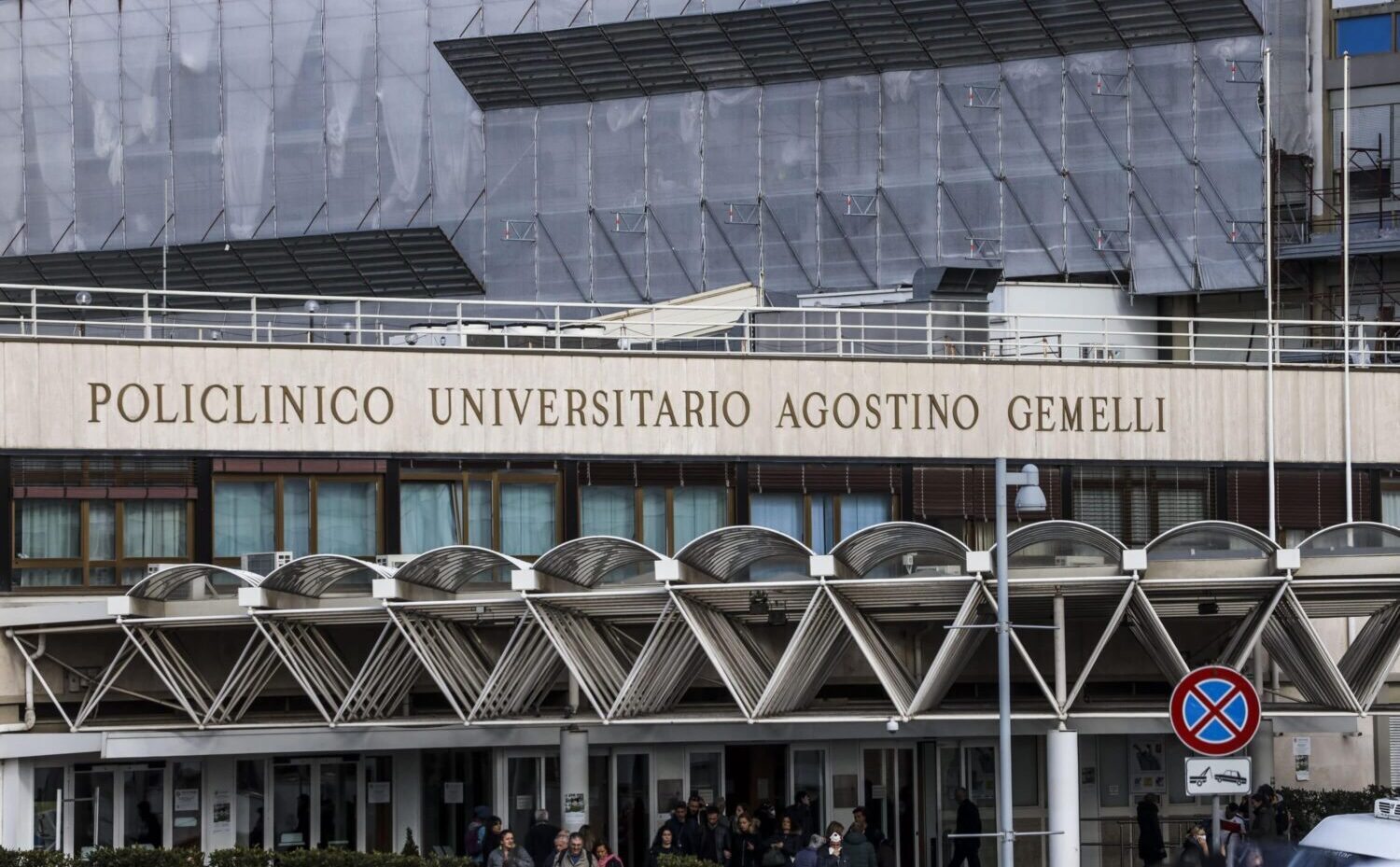 Brilla solo il Gemelli. Ma tra sprechi e disservizi la Sanità a Roma è al collasso