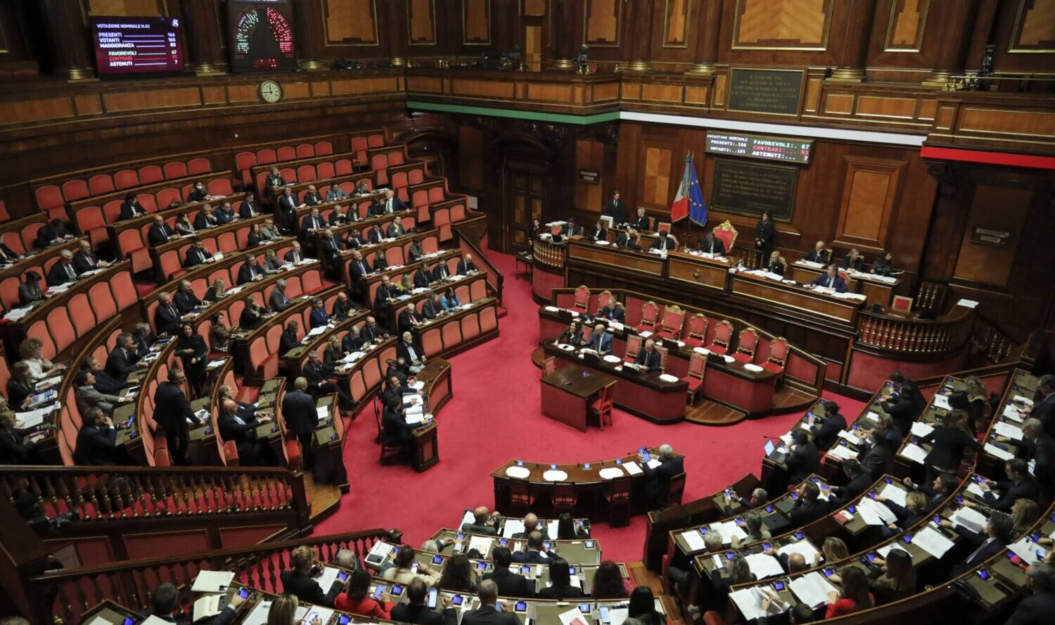 Sul premierato si abbattono i rilievi di Cei e Colle