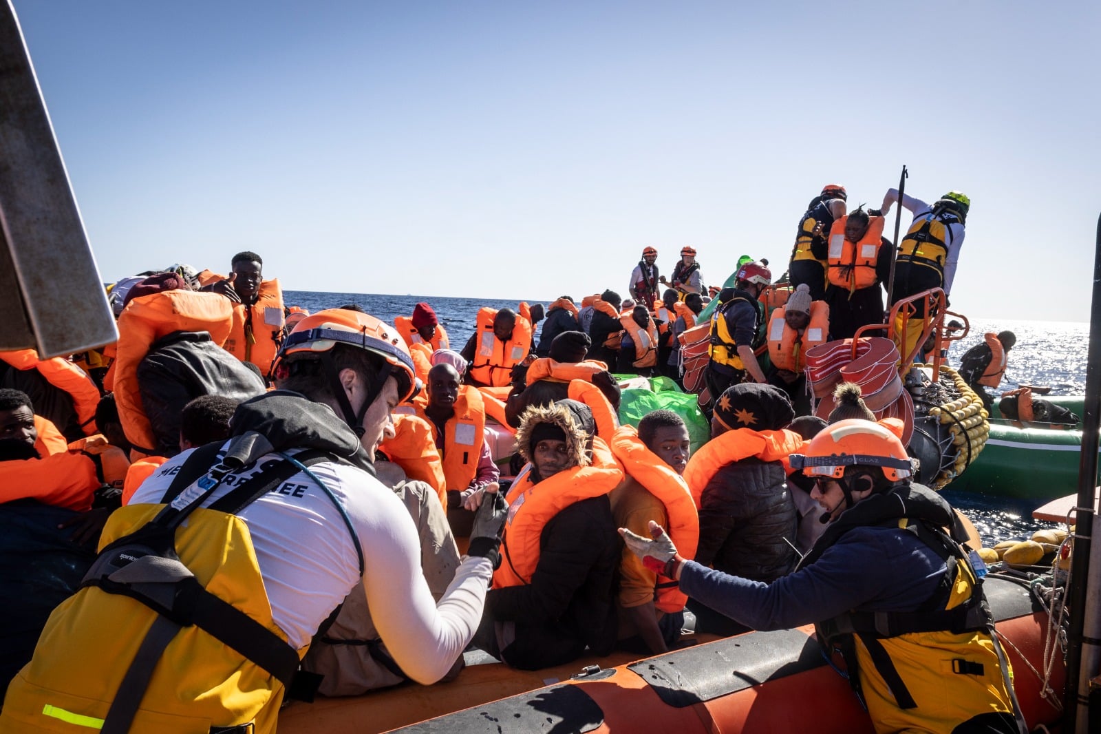 Migranti, all’Ocean Viking assegnato il lontanissimo porto di Ancona: in 23 fatti sbarcare a Catania per motivi di salute