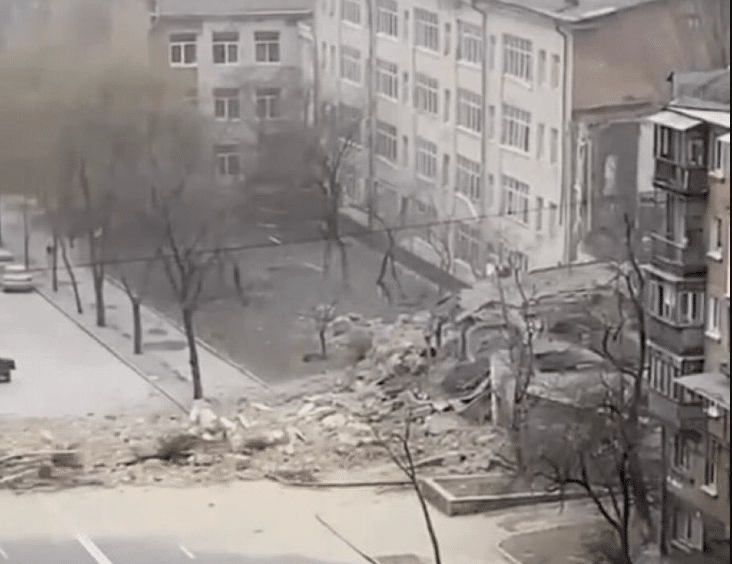 Esplosioni a Kiev, si intensificano gli attacchi russi. Il sindaco lancia l’allarme: “Chiudetevi nei rifugi”