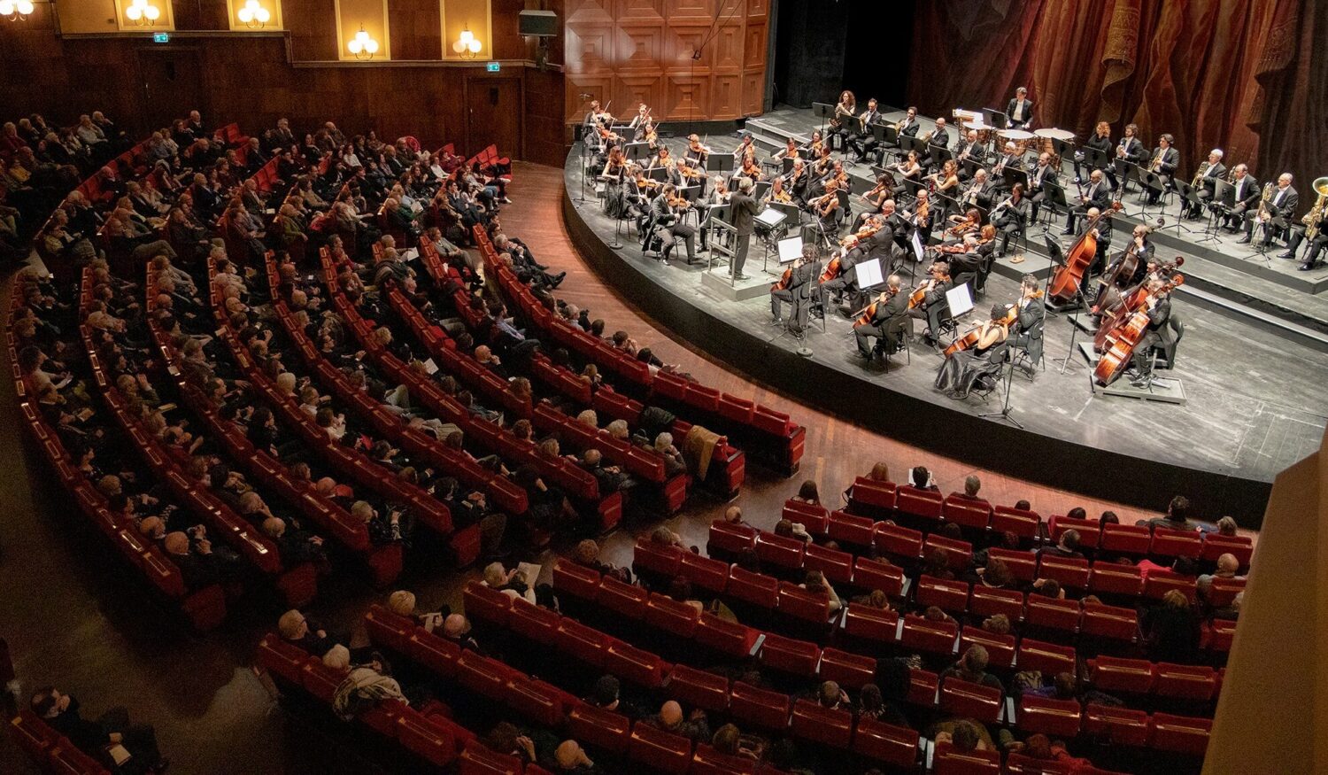 Promozioni e poltronissime. Assalto al Teatro Lirico di Cagliari