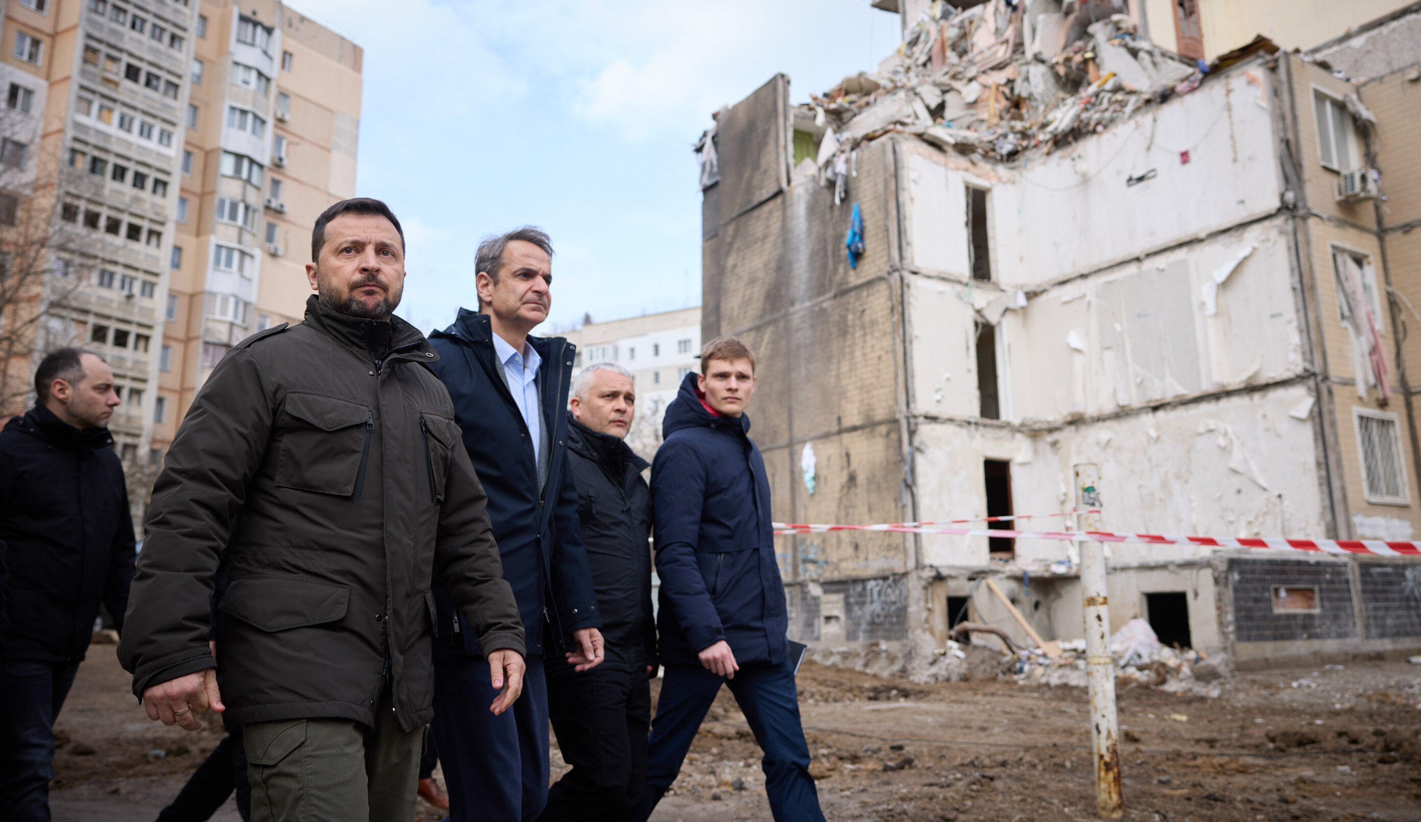 L’Ucraina è in crisi nera e Zelensky rinuncia al tour nell’Ue per chiedere altre armi. Allarme del Pentagono sulla tenuta del fronte difensivo: “Così si rischia la disfatta”
