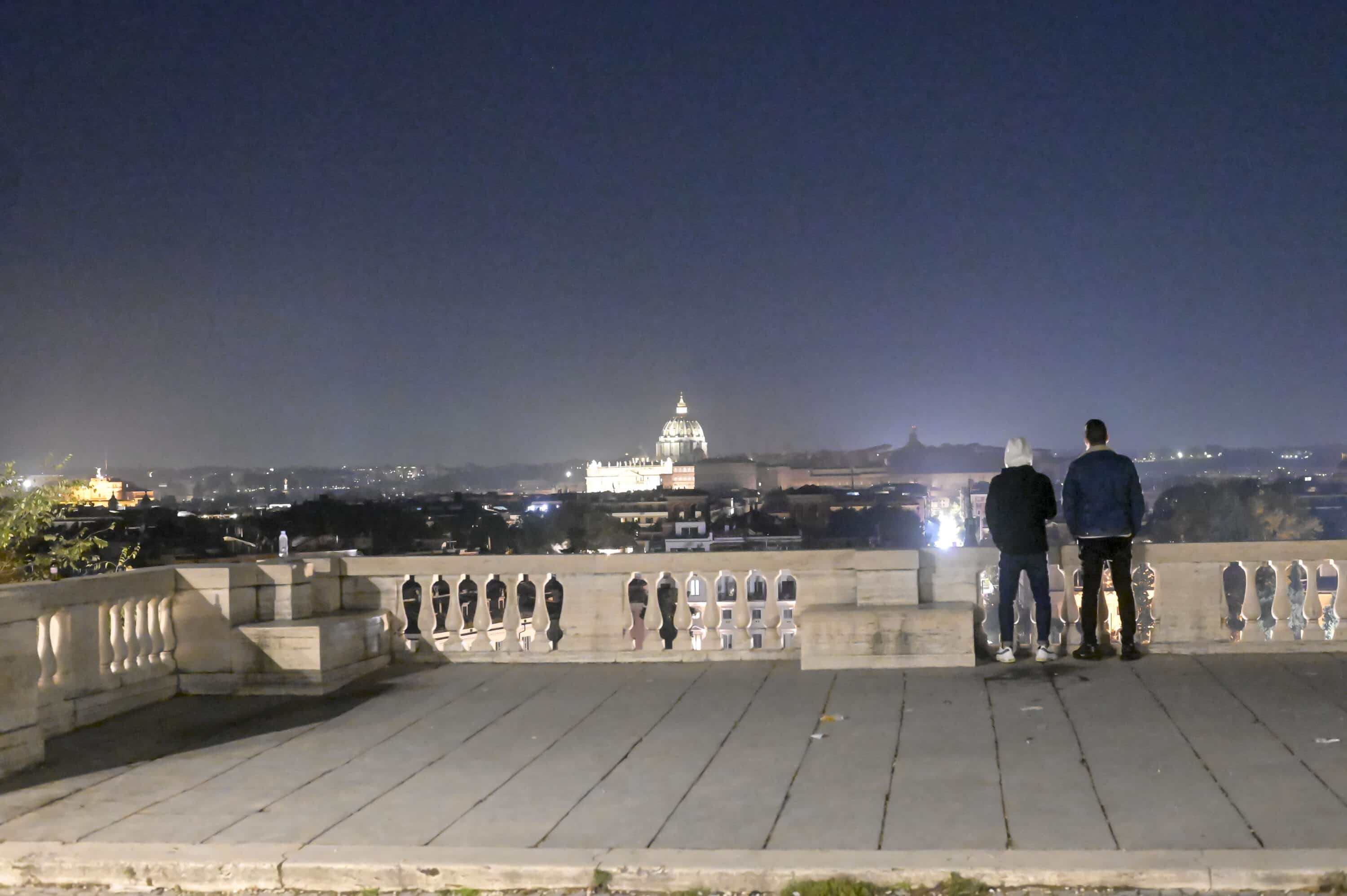 Roma, mistero al Pincio: ferita una ragazza di 20 anni, è precipitata dalla terrazza