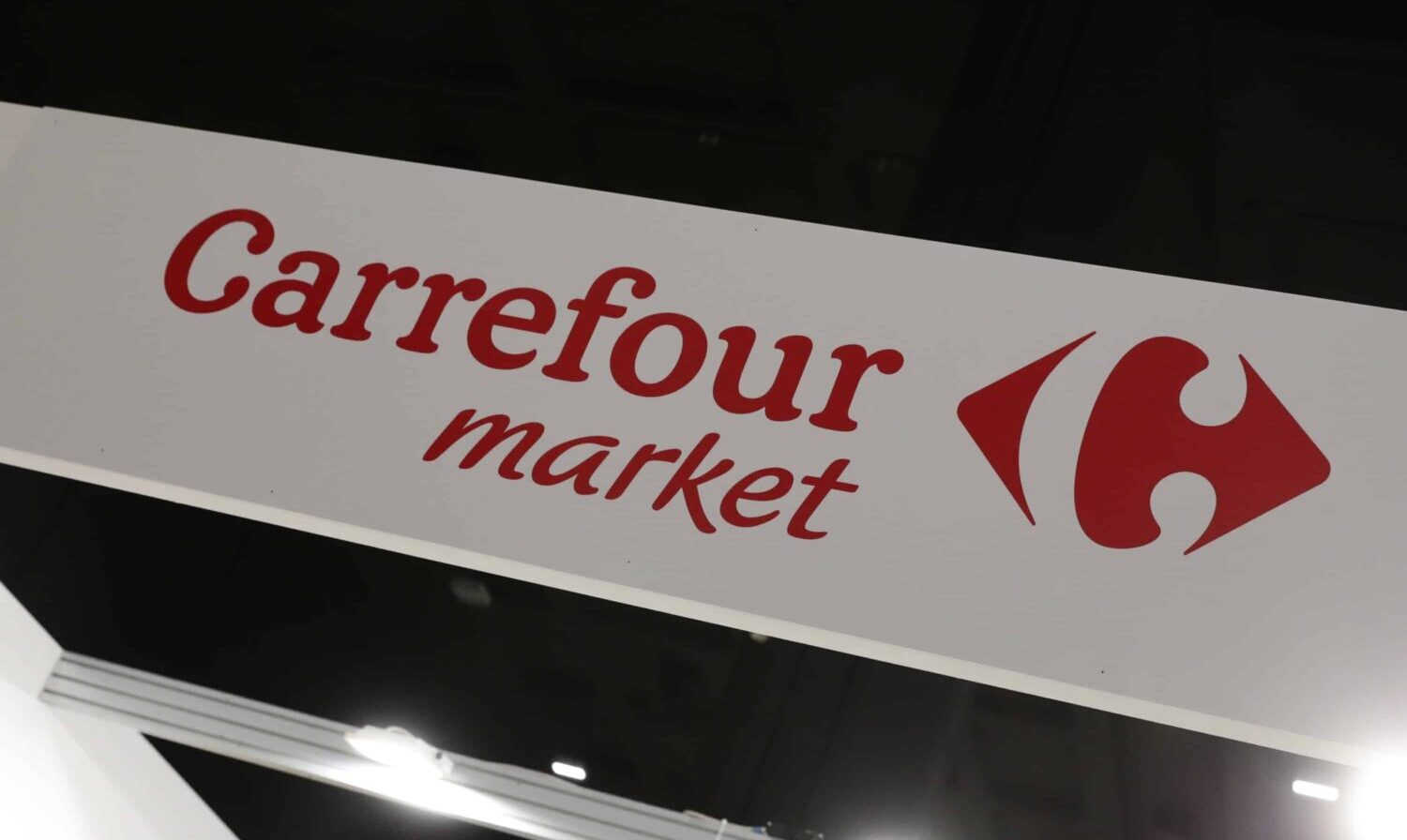 “Somministrazione illecita di manodopera”. La Procura di Milano blocca 64 milioni a Carrefour