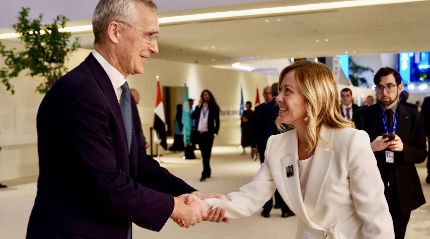 Il governo respinge al mittente l’invito di Stoltenberg. Meloni: “Le parole del segretario della Nato sono discutibili come quelle di Macron”
