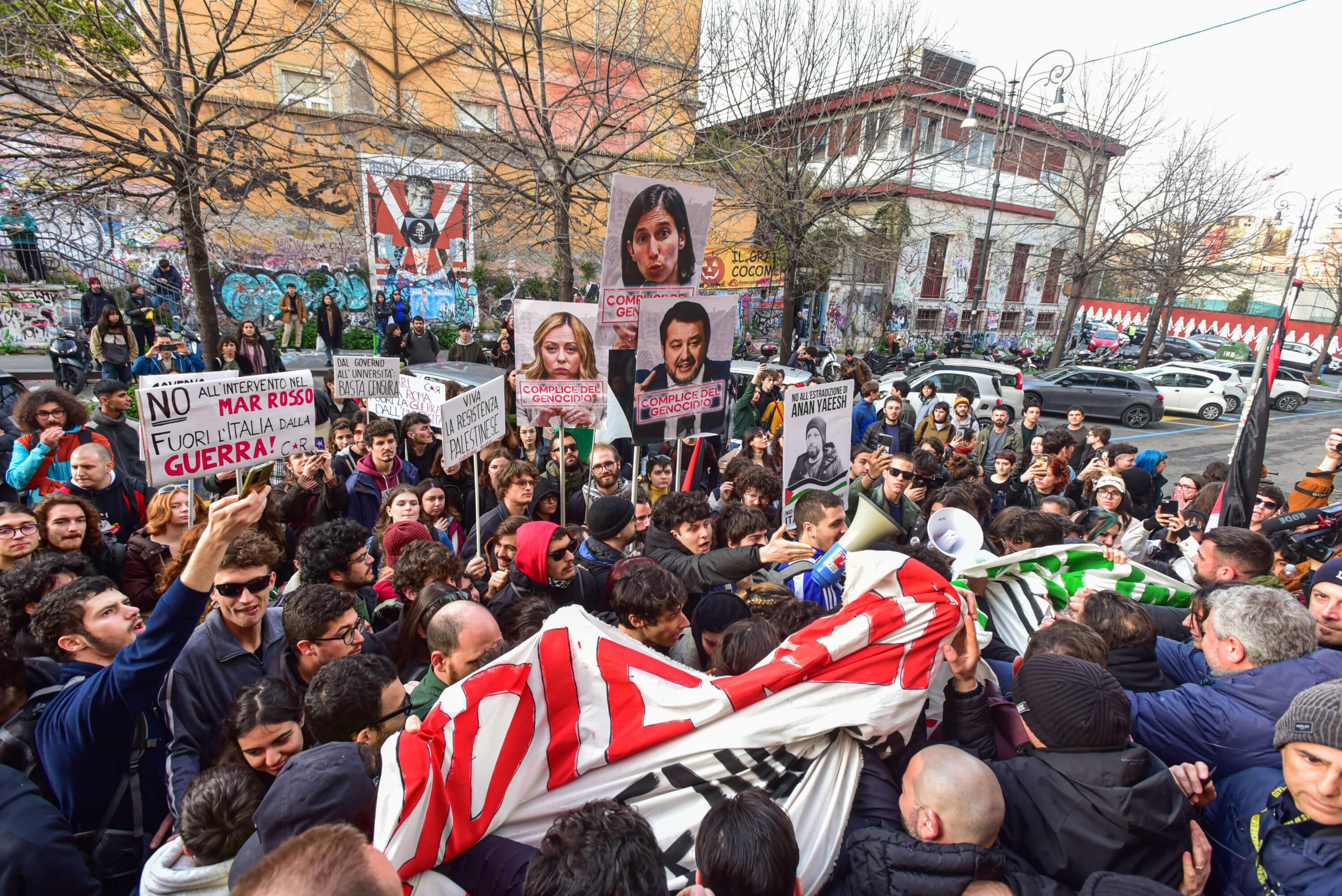 Alla Sapienza cariche e manganellate al corteo pro-Palestina. Due studenti sono stati arrestati e diversi sono rimasti feriti