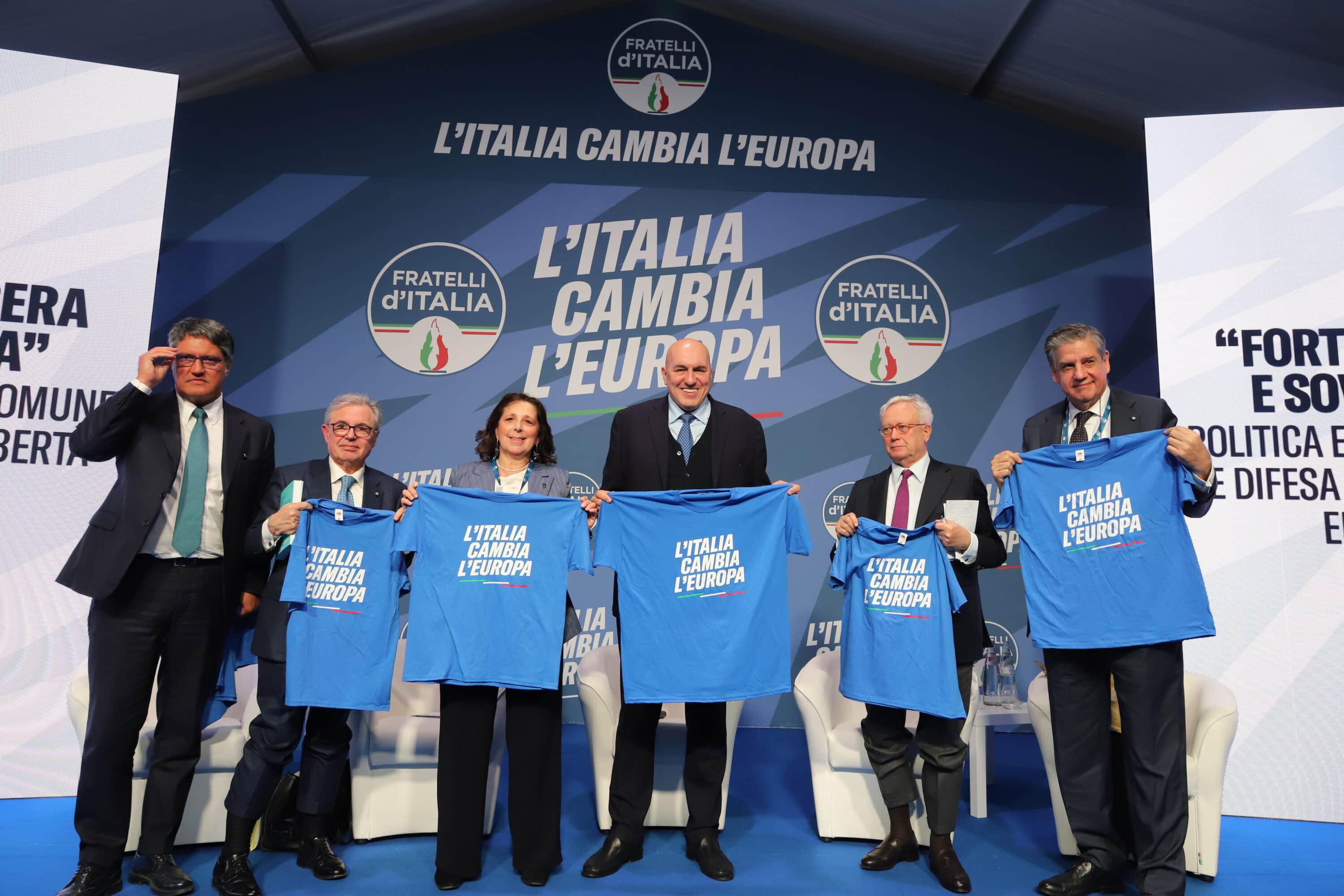 Fratelli d’Italia, il presidente di Leonardo e il dg della Cybersecurity nella foto di gruppo con la T-Shirt del partito in mano. È bufera