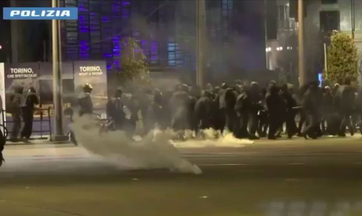 Scontri al corteo per Cospito a Torino, arrestati 18 anarchici