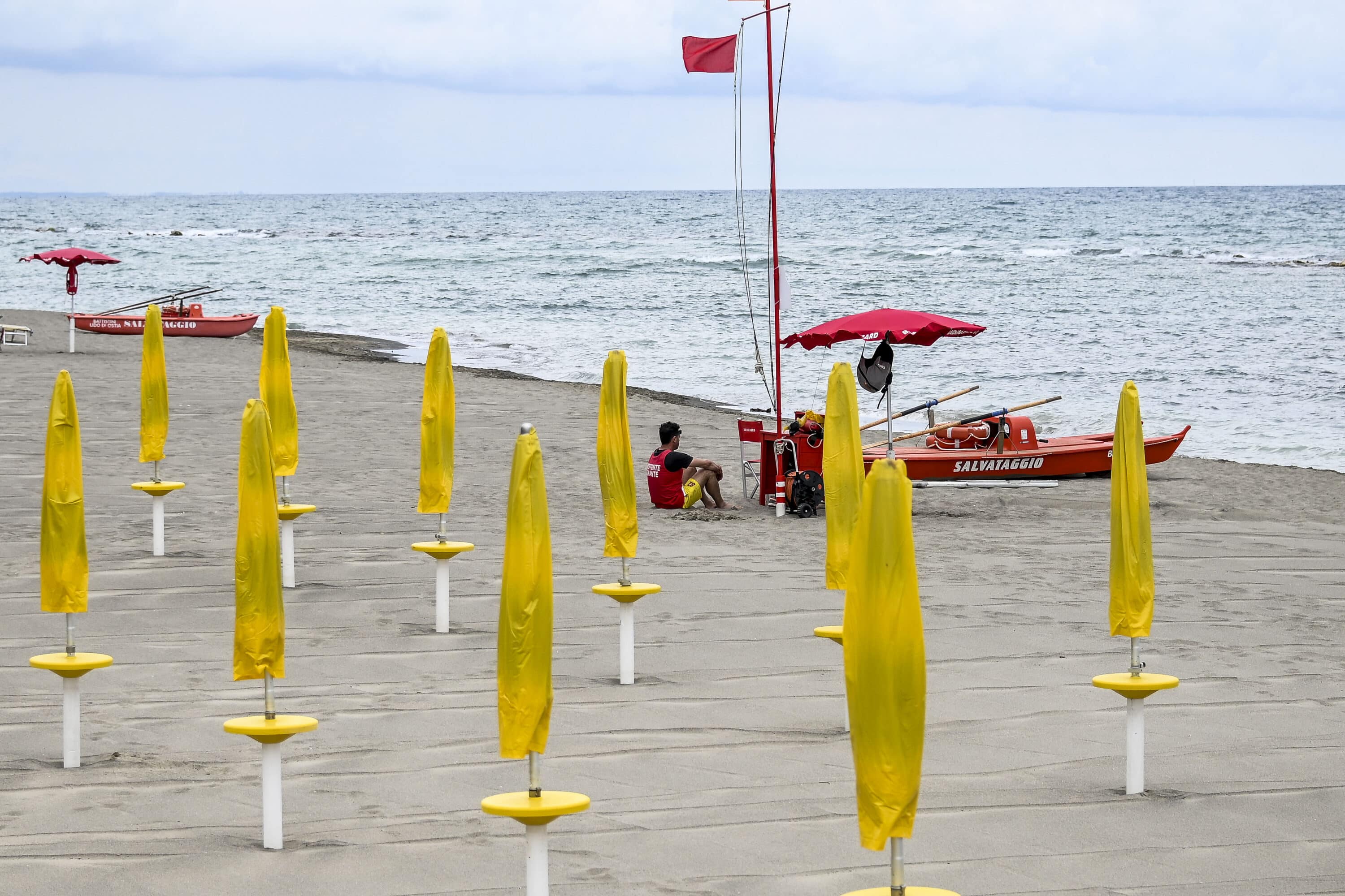 Balneari nel caos, tutto tace e con l’estate alle porte la stagione in spiaggia è a rischio