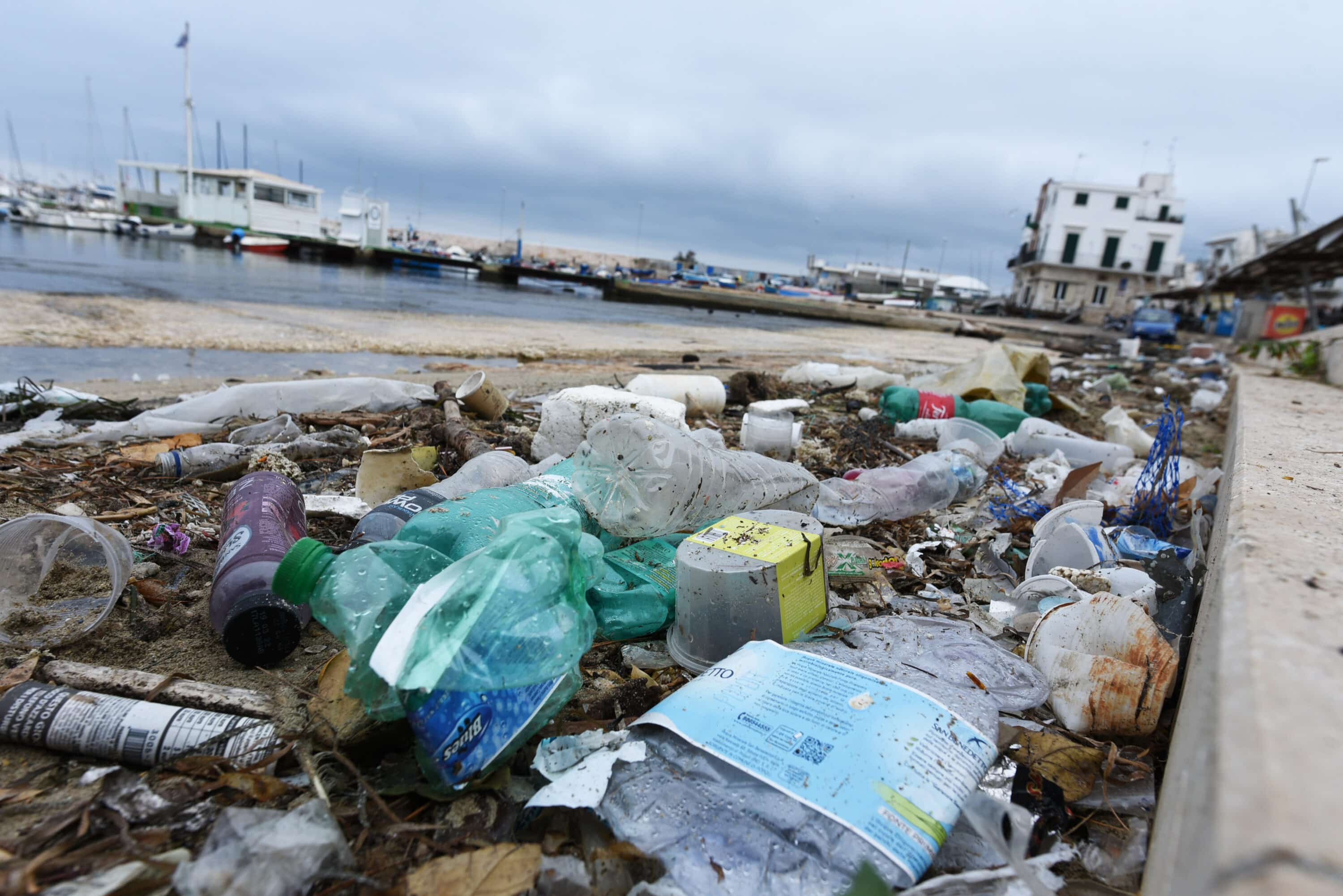 Emergenza spiagge, in Italia ogni 100 metri ci sono 705 rifiuti: l’allarme di Legambiente