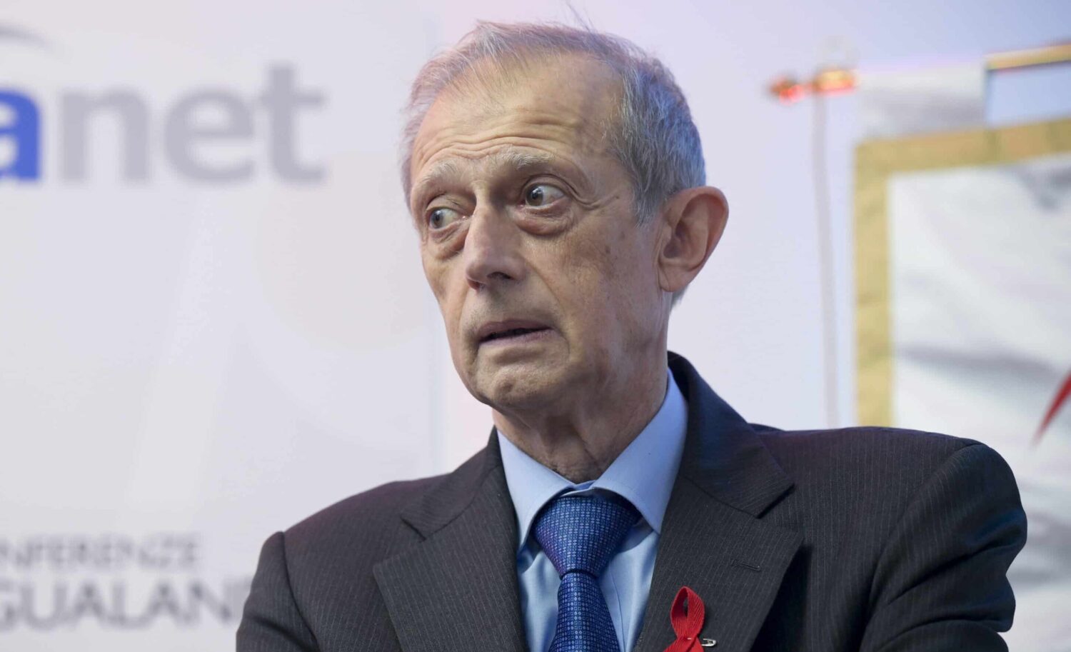 Piero Fassino è indagato per il furto del profumo