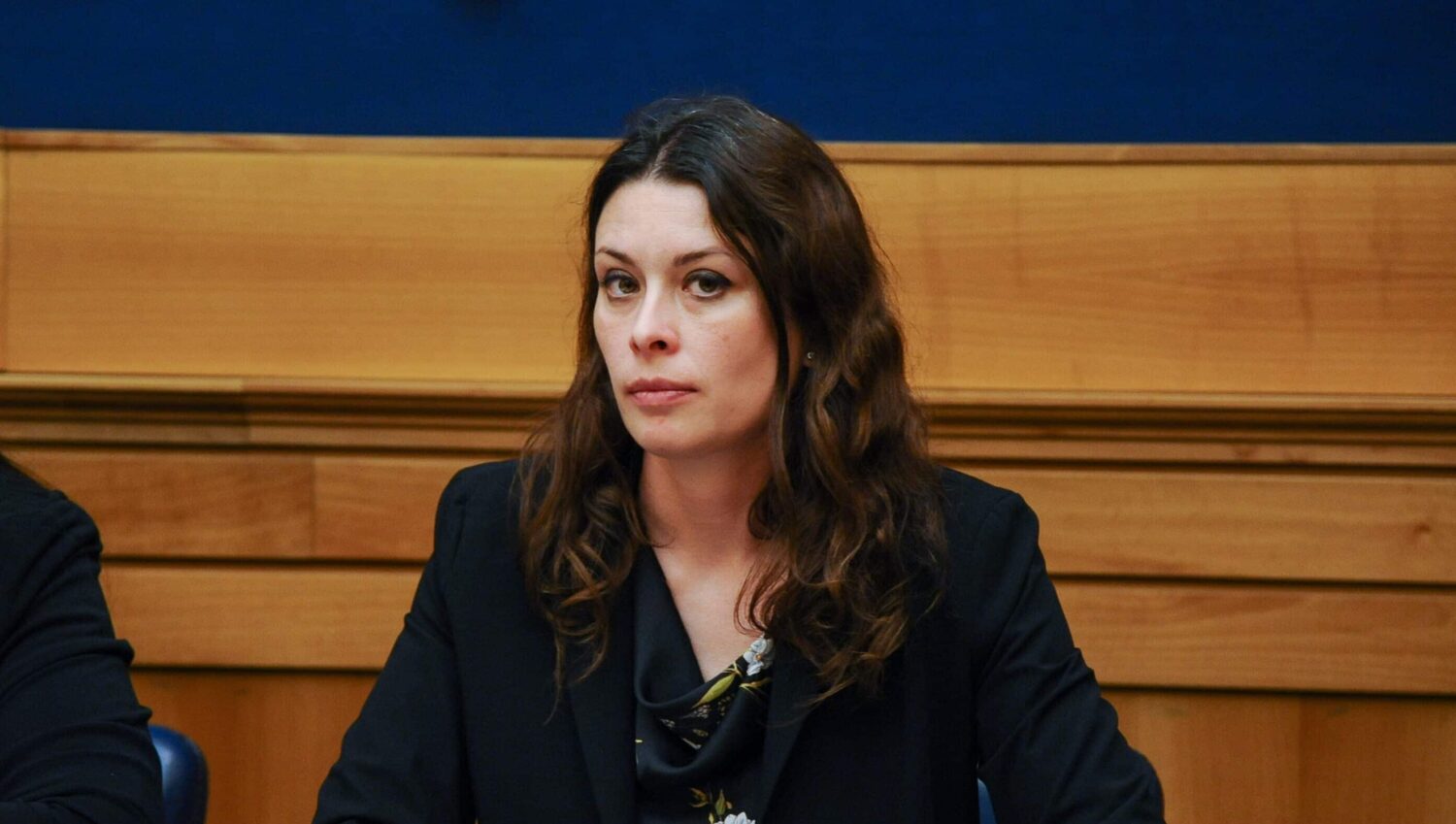 Parla Pignedoli (M5S): “Meloni teme il confronto, dal governo insofferenza evidente verso i giornalisti”