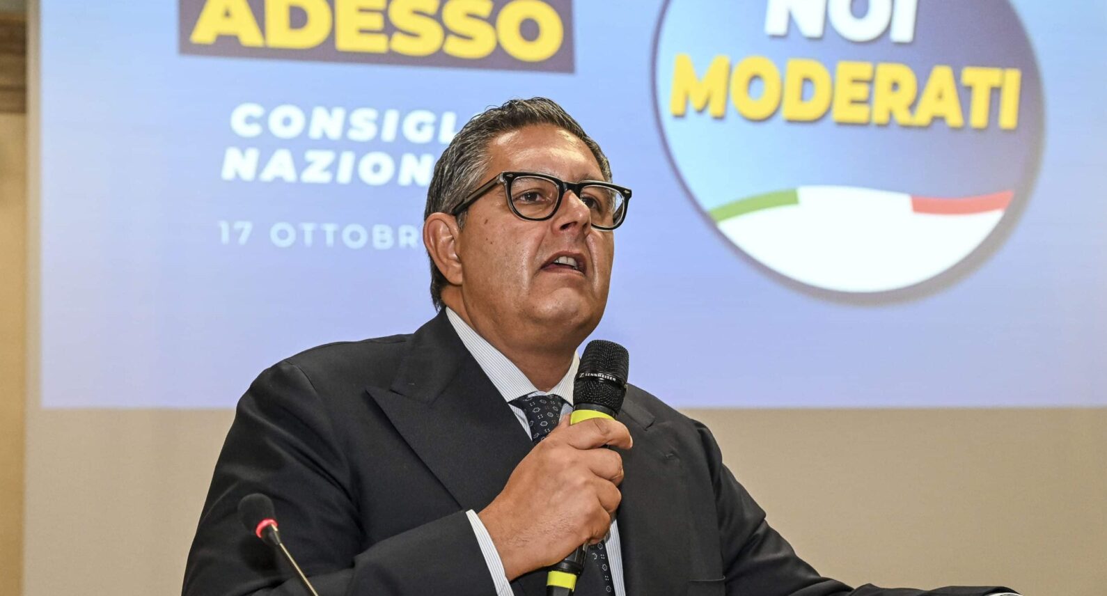 Su Toti le destre prendono tempo
