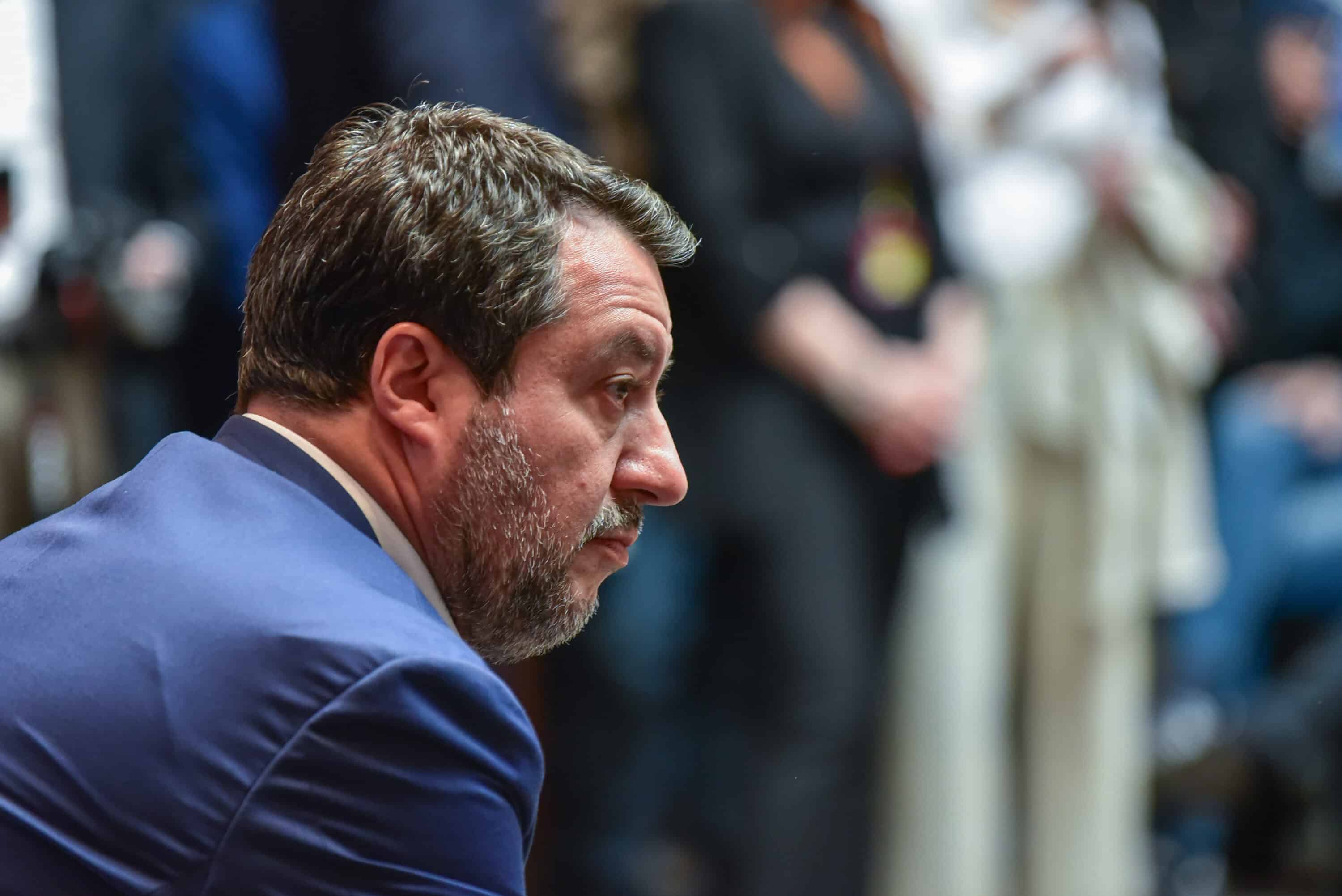 Salvini si finge pacifista per attaccare Macron: “Pericoloso e disperato, no a soldati italiani in Ucraina”