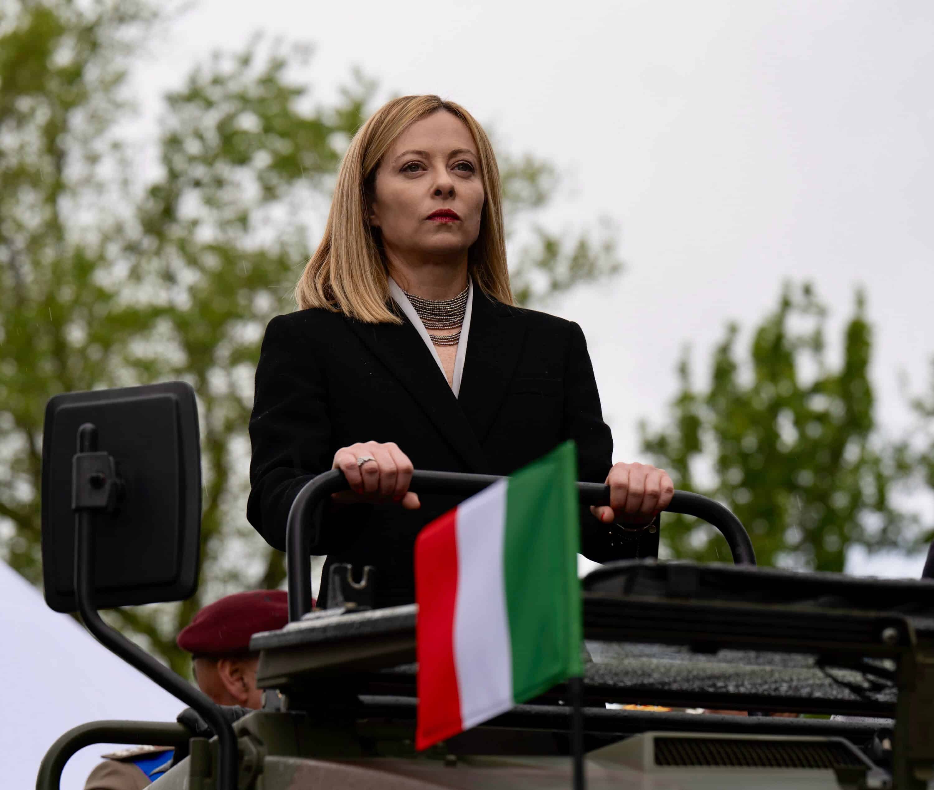 Sondaggi, scende ancora il consenso verso il governo: più di un italiano su due non si fida di Meloni
